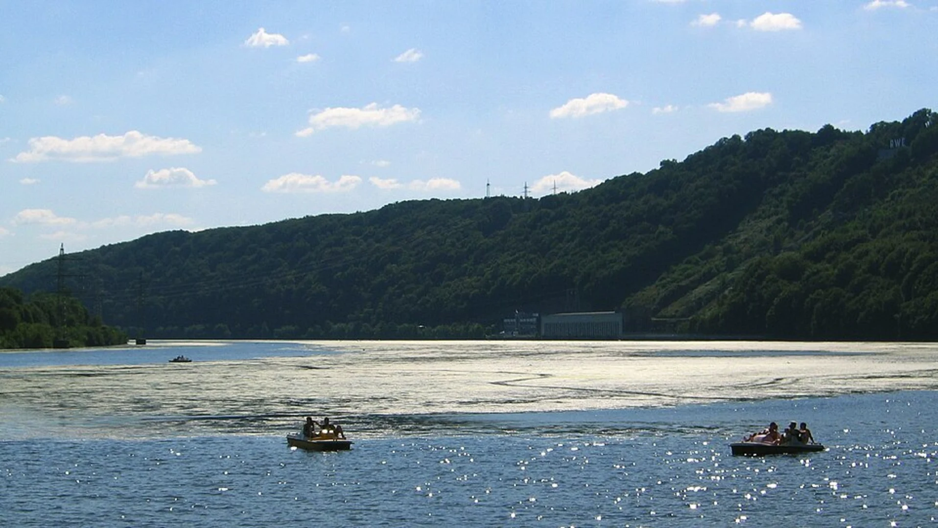 An image depicting the trail Hengsteysee Loop via Hoehlenweg and Rund um Boele B and its surrounding area.