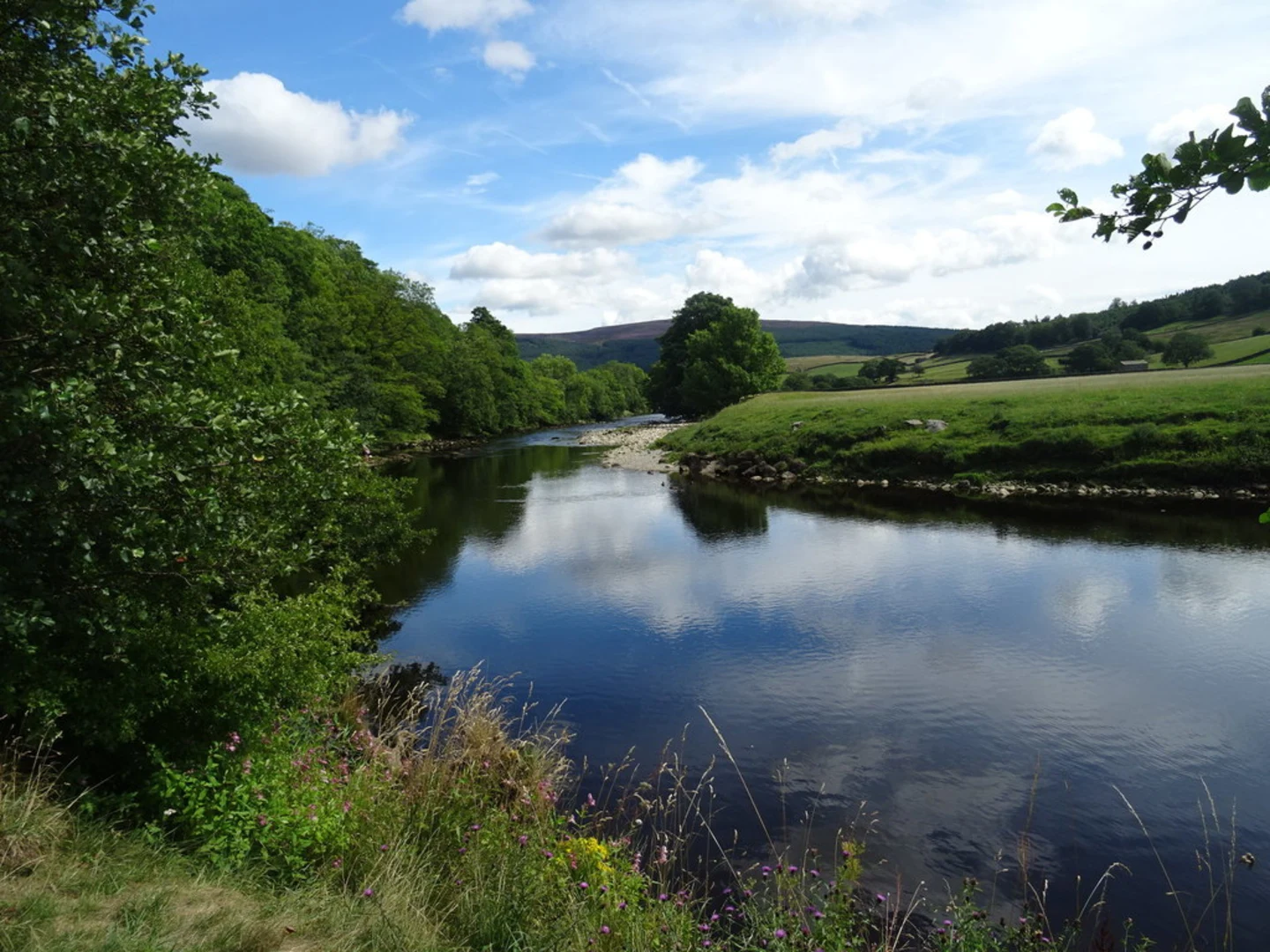 An image depicting the trail Appletreewick - River Wharfe - Howgill - Skyreholme and Troller's Gill and its surrounding area.