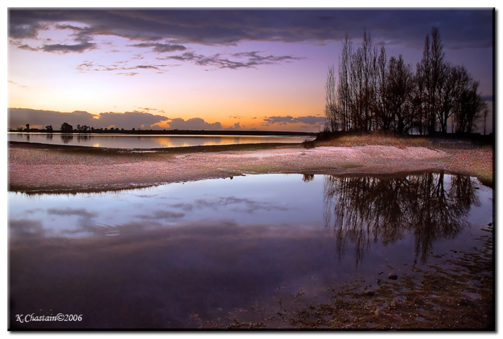 An image depicting the trail Yosemite Lake and Country Park Loop and its surrounding area.