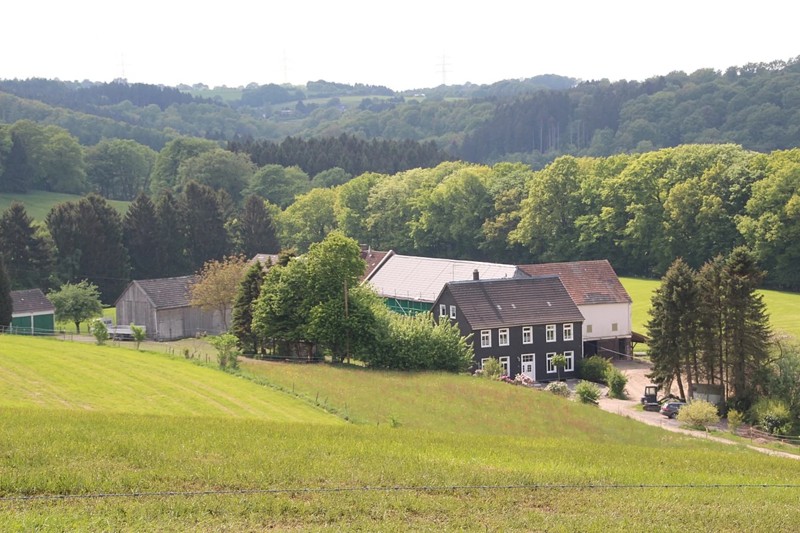 An image depicting the trail Höhenfelder See and Kuehzaehl via radevormwald and its surrounding area.