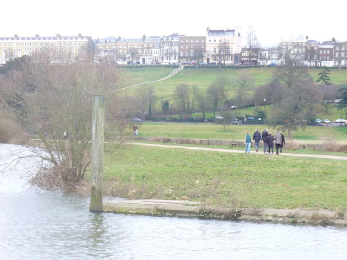 An image depicting the trail Wimbledon Park to Richmond Walk and its surrounding area.