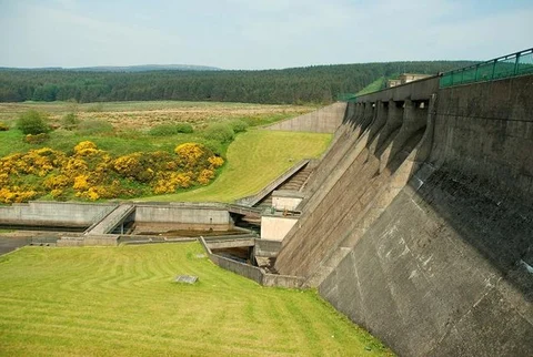 An image depicting the trail Slieveanorra Loop from Altnahinch Reservoir and its surrounding area.