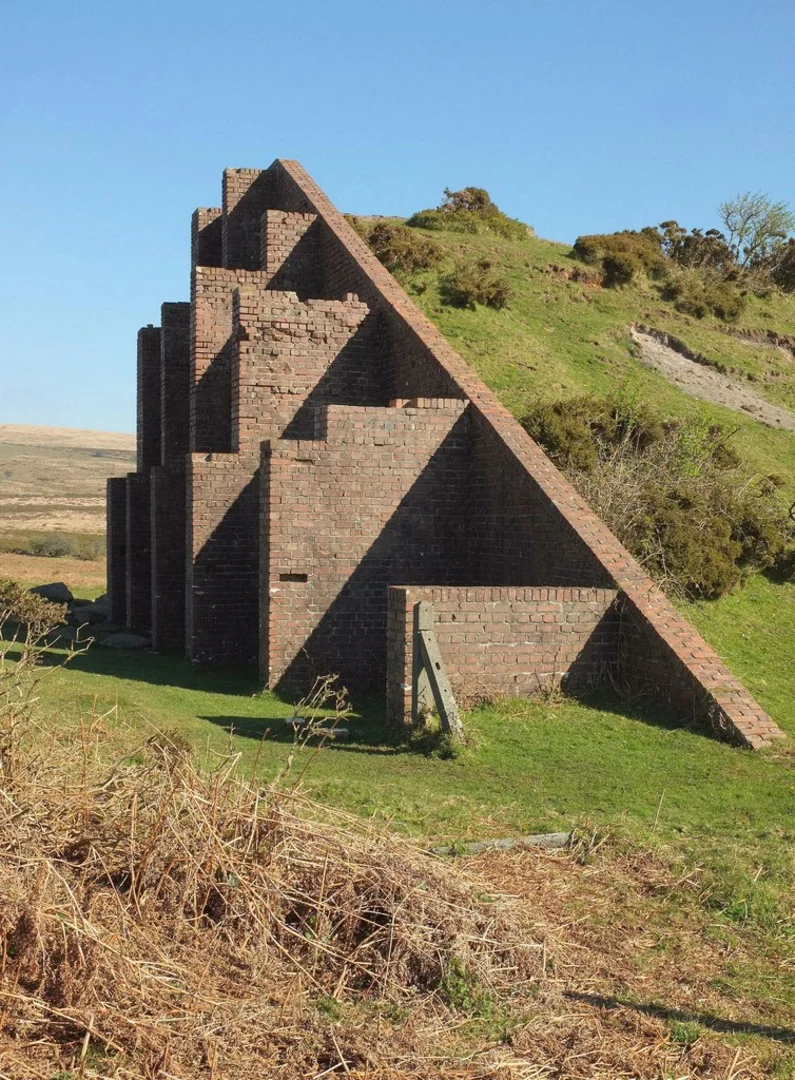 An image depicting the trail Rippon Tor and Pit Tor Loop and its surrounding area.