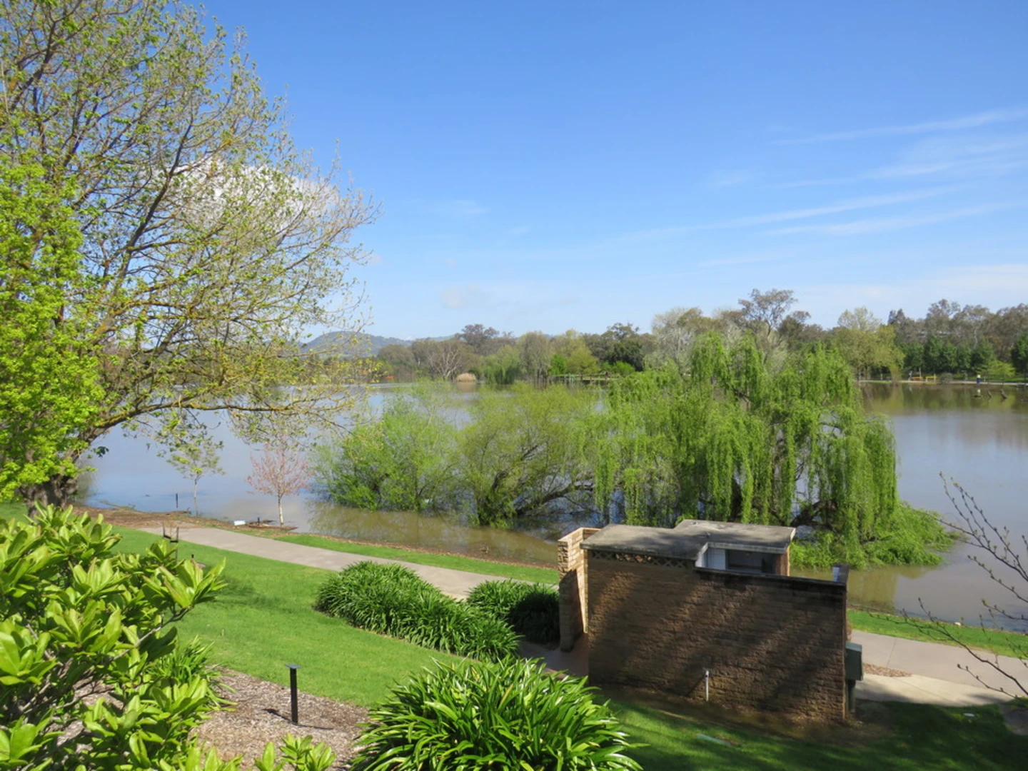 An image depicting the trail Gateway Island and Belvoir Park Pathway and its surrounding area.