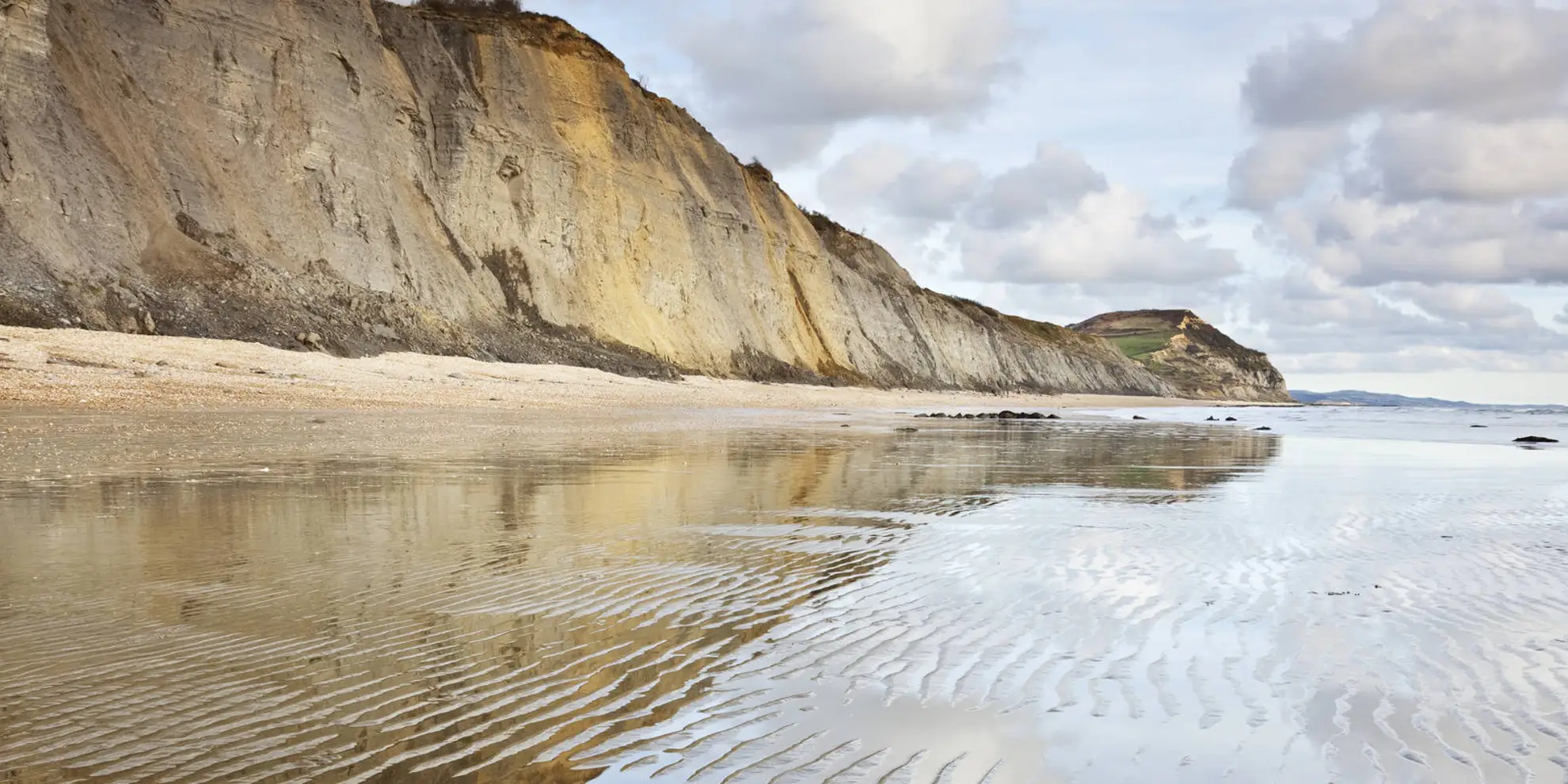 An image depicting the trail Golden Cap from Charmouth and its surrounding area.