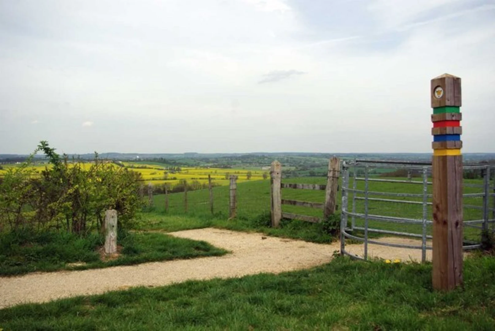 An image depicting the trail Sundon Hills Country Park Loop and its surrounding area.