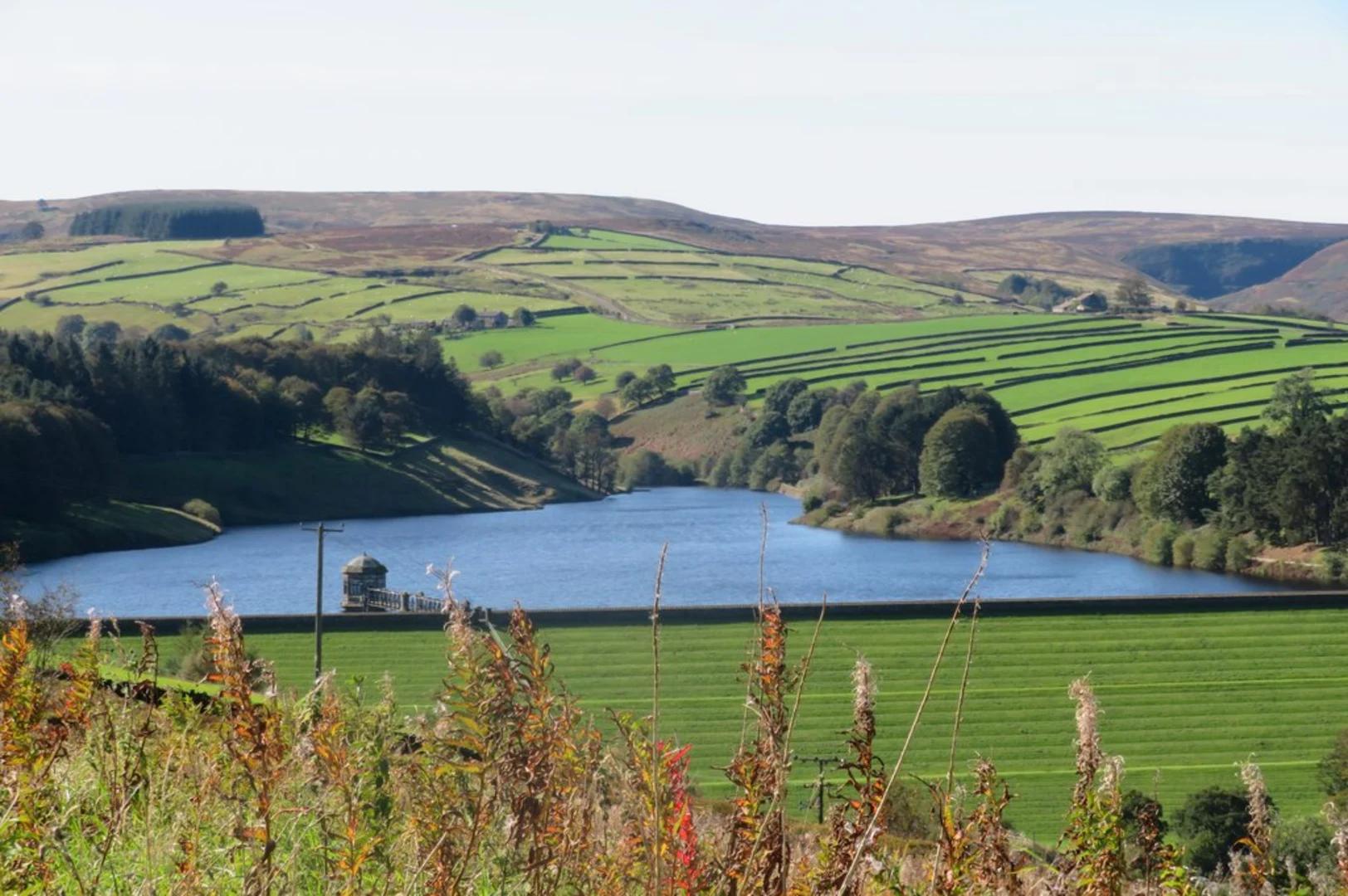 An image depicting the trail Bronte Way and Lower Laithe Reservoir and its surrounding area.