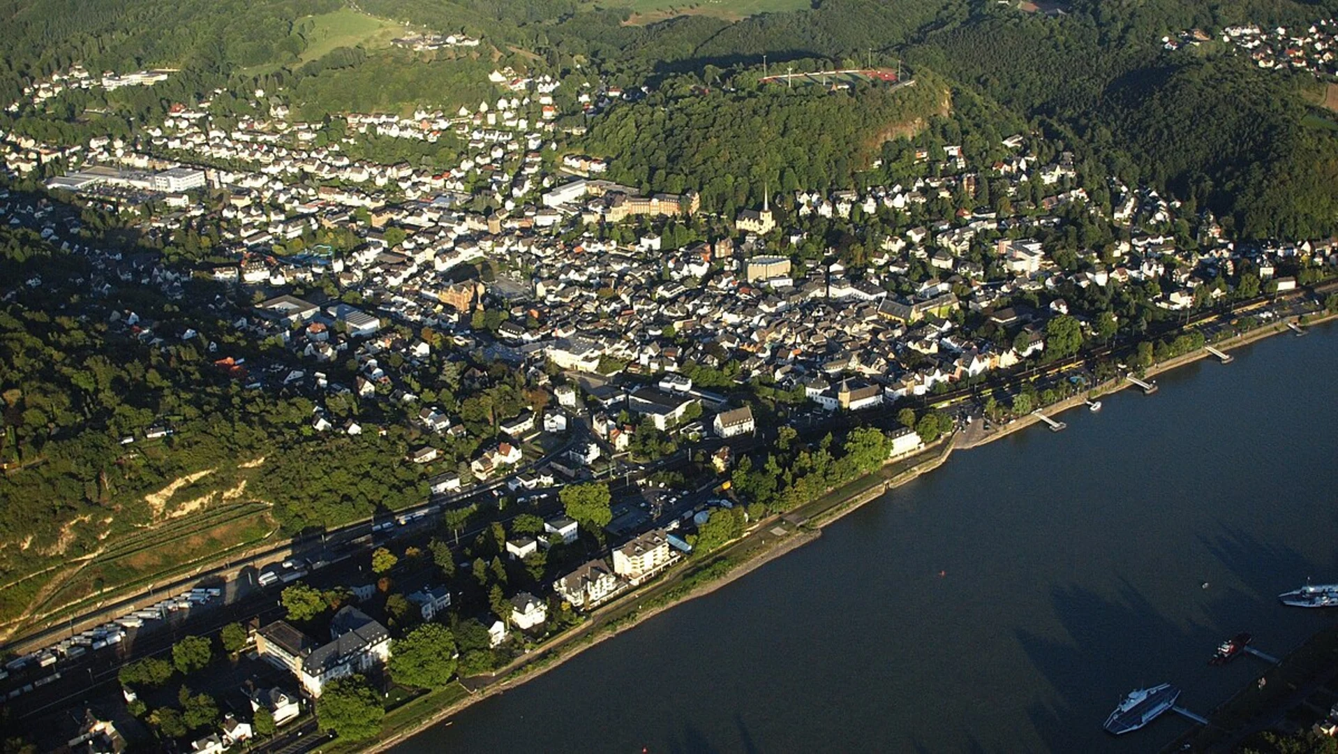 An image depicting the trail Linz am Rhein to Bad Hoenningen via Mitten am Rhein and Naturpark Weitblick Dattenburg and its surrounding area.