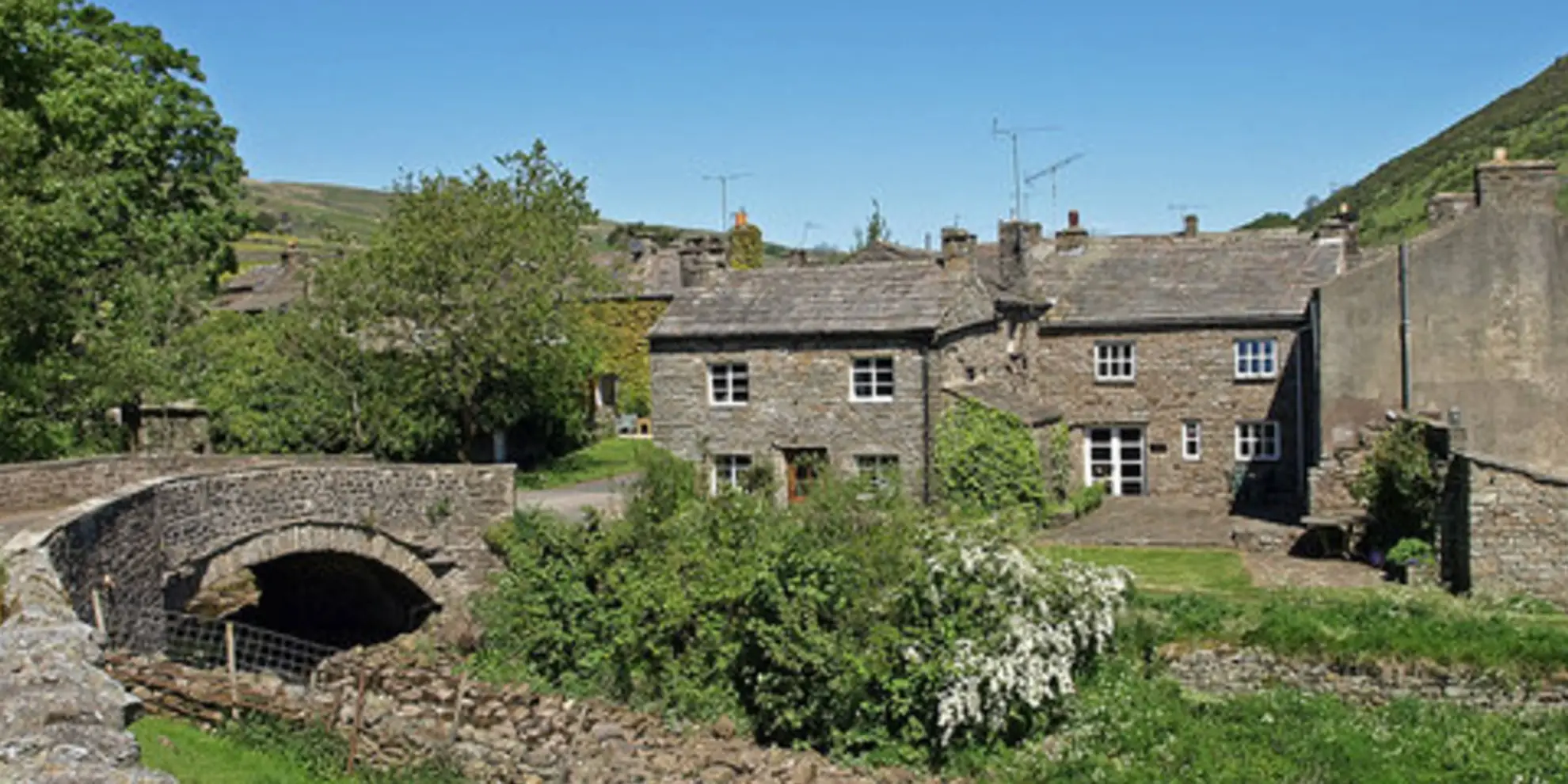 An image depicting the trail Muker and Thwaite Walk and its surrounding area.