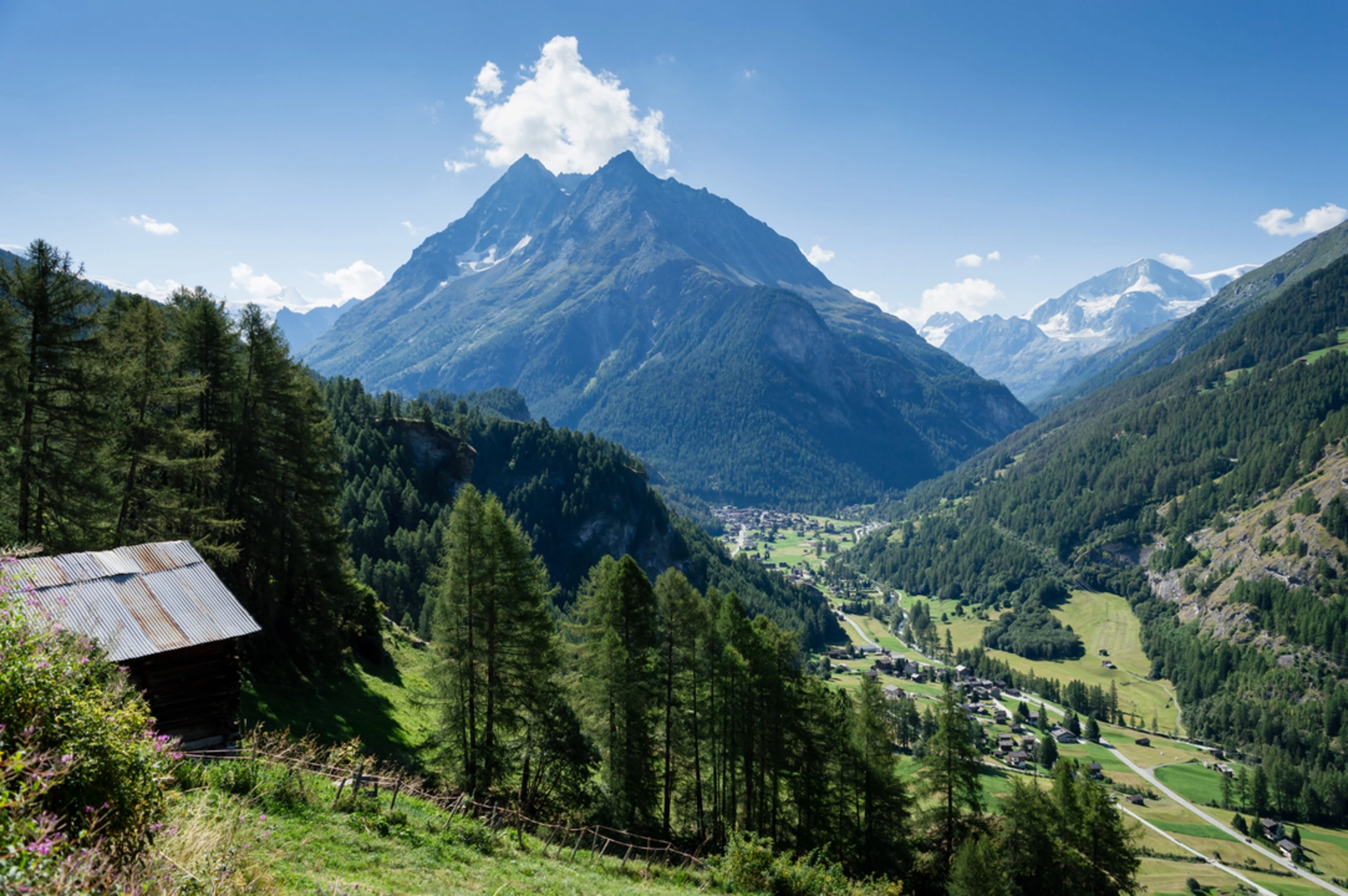 An image depicting the trail Chemin des villages d’Evolène and its surrounding area.