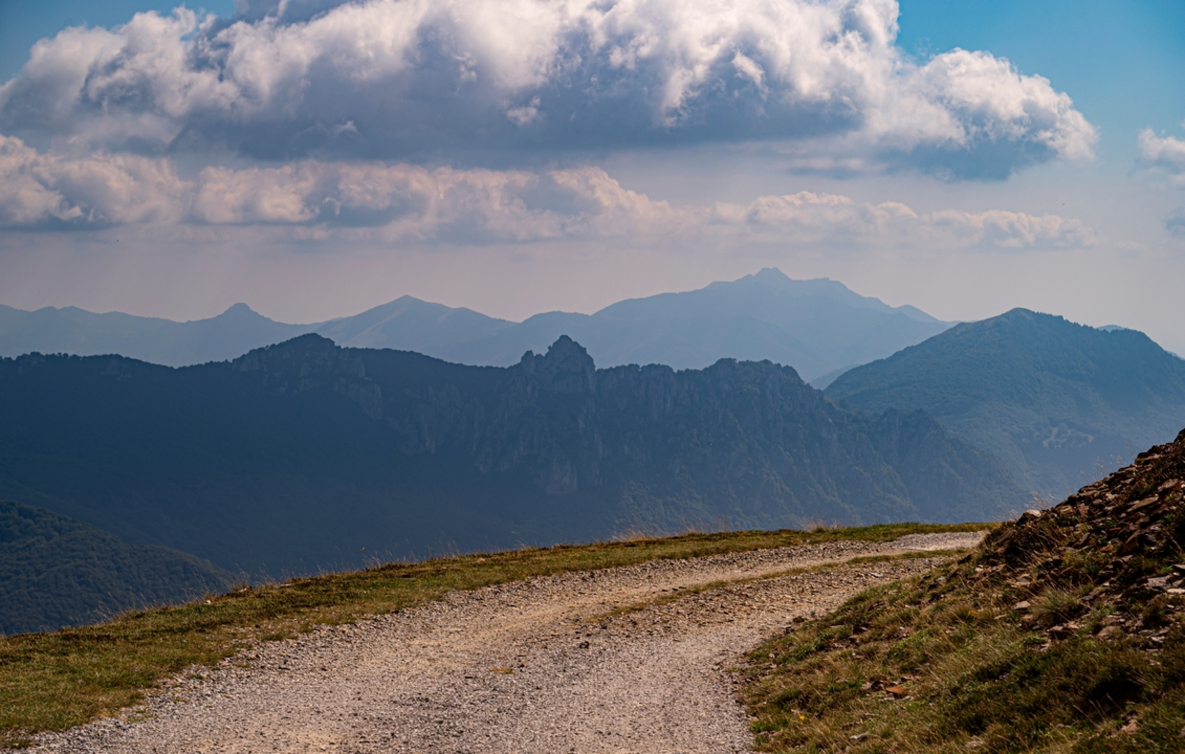 An image depicting the trail Motto della Croce – Monte Bar Loop Trail and its surrounding area.