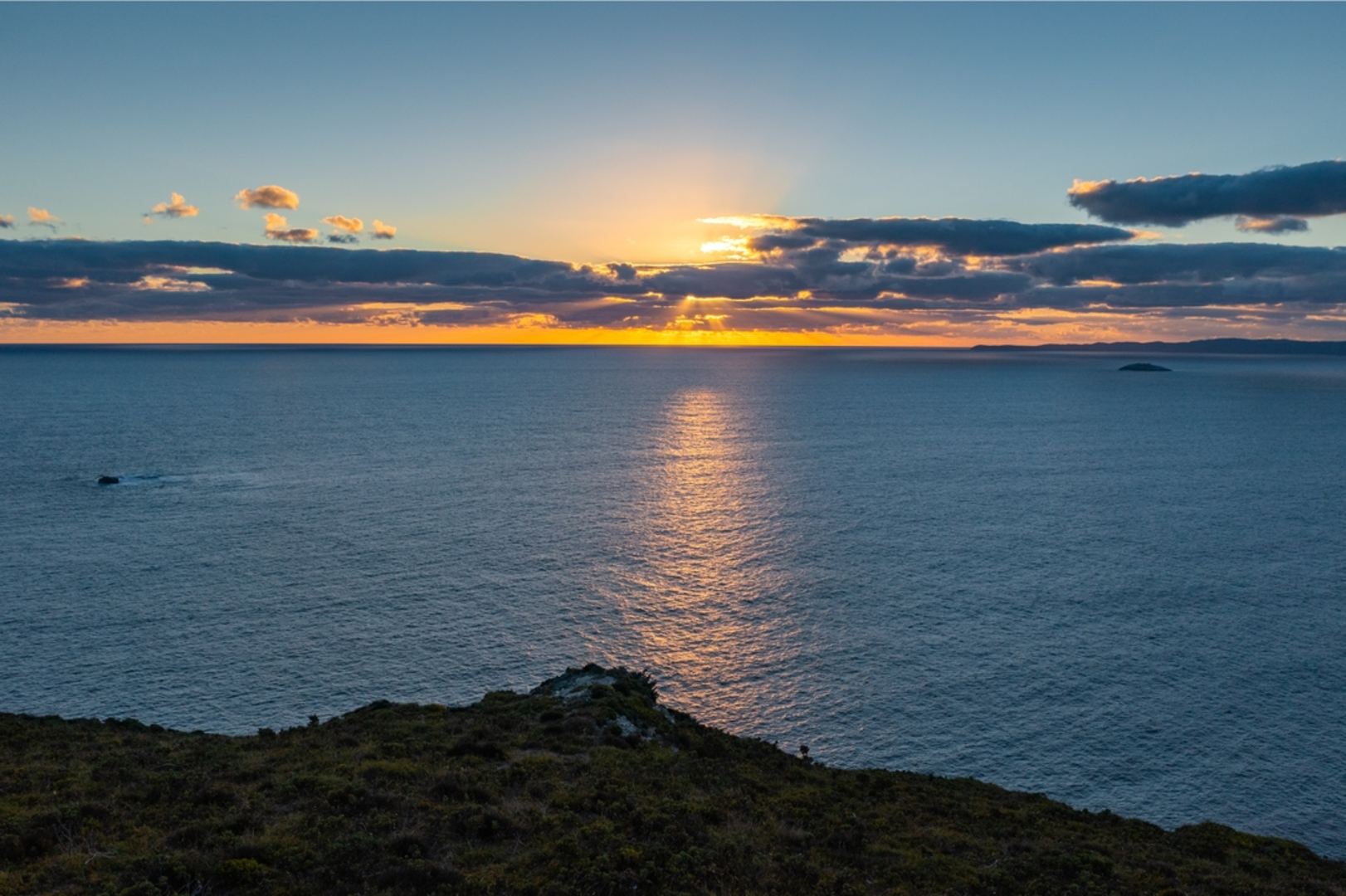 An image depicting the trail Peak Head Track and its surrounding area.