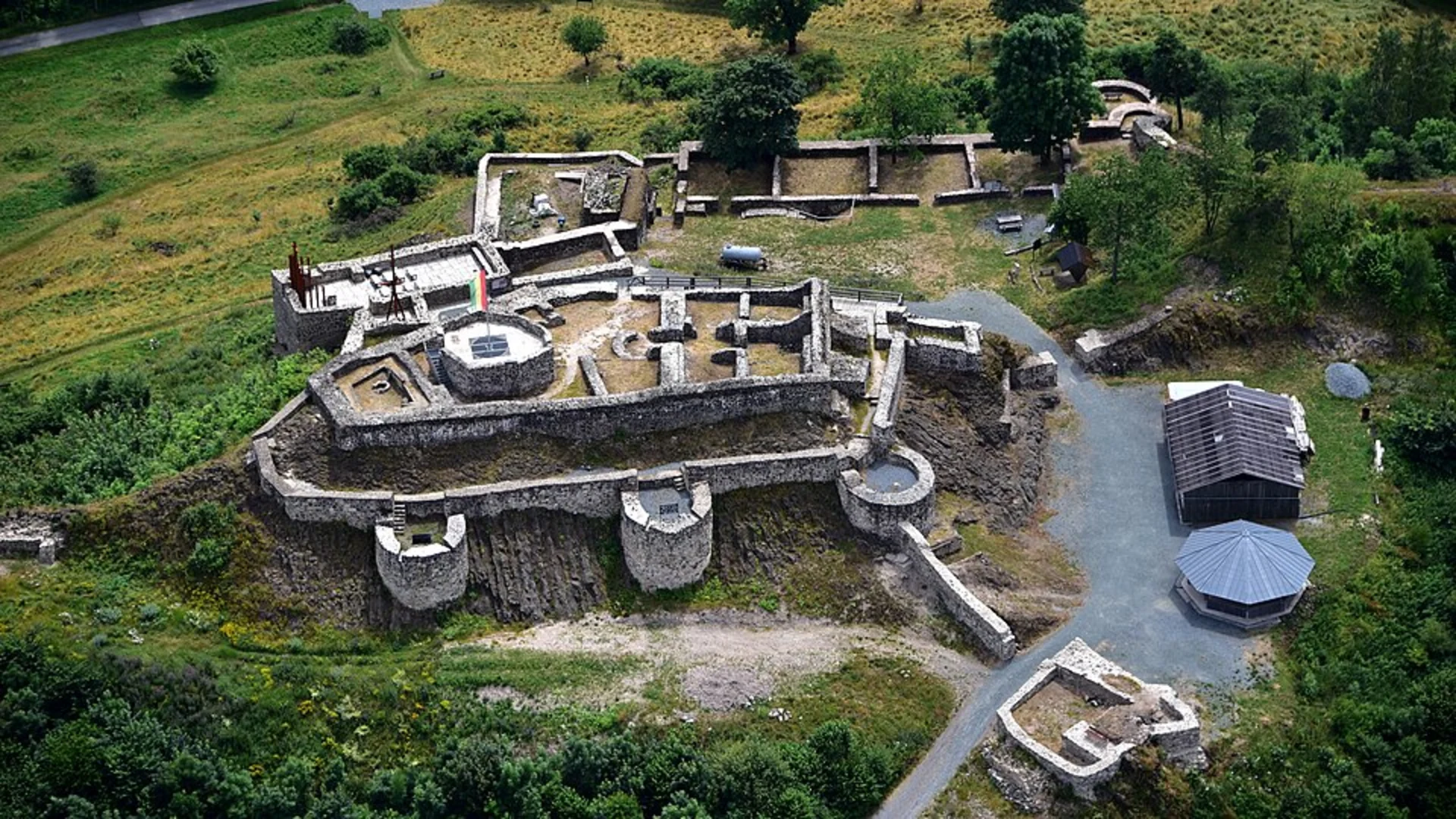 An image depicting the trail Burgruine Waldeck and Ostturm Loop and its surrounding area.