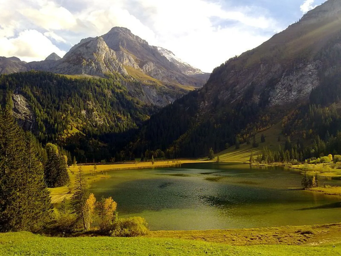 An image depicting the trail Lake Lauenen to Gelten Hut Loop and its surrounding area.