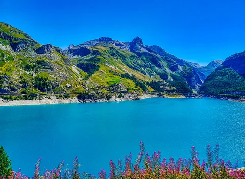 An image depicting the trail Via Alpina - Red Trail and its surrounding area.