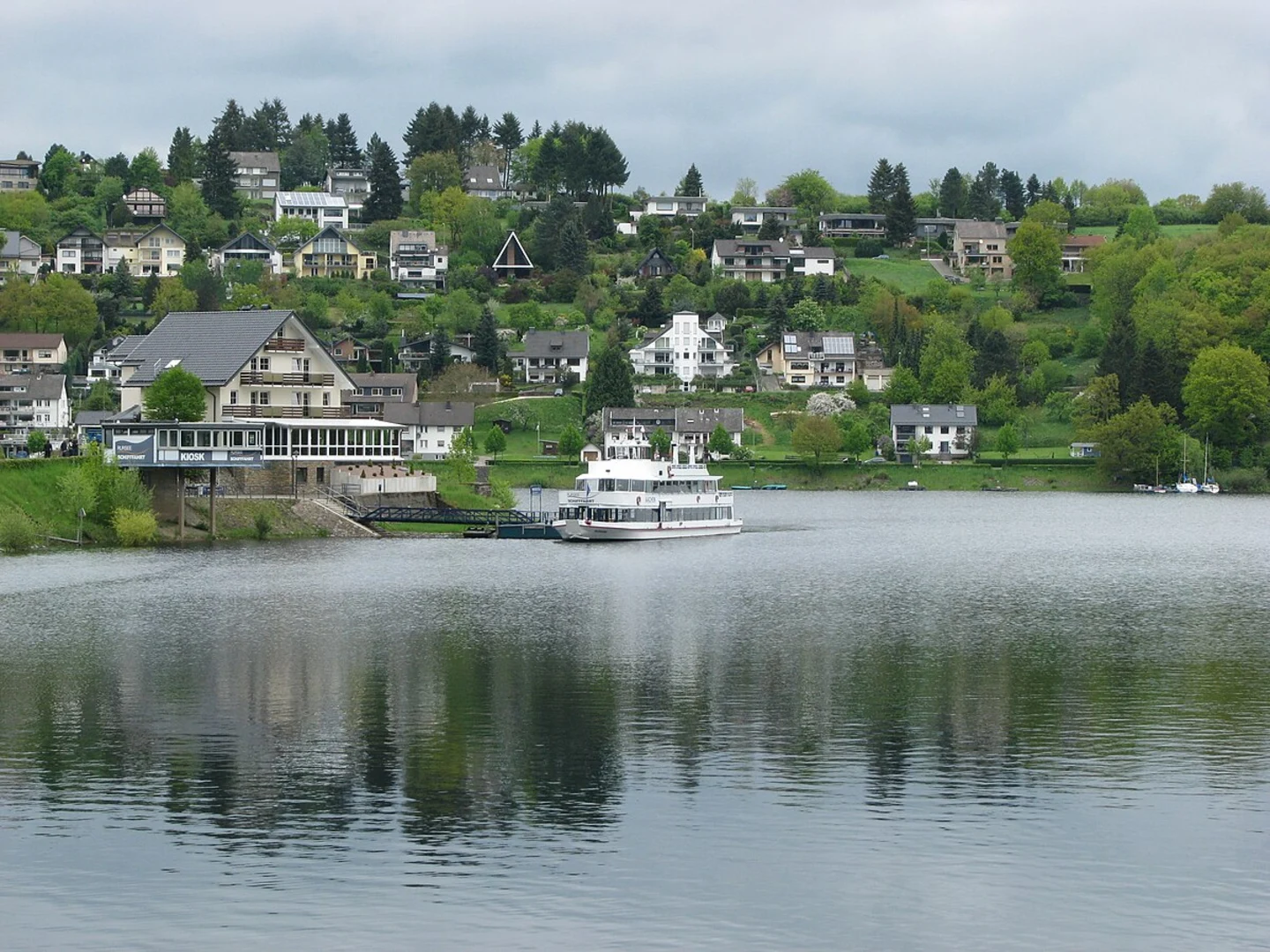 An image depicting the trail Rur via Rursee Hoehenweg and its surrounding area.