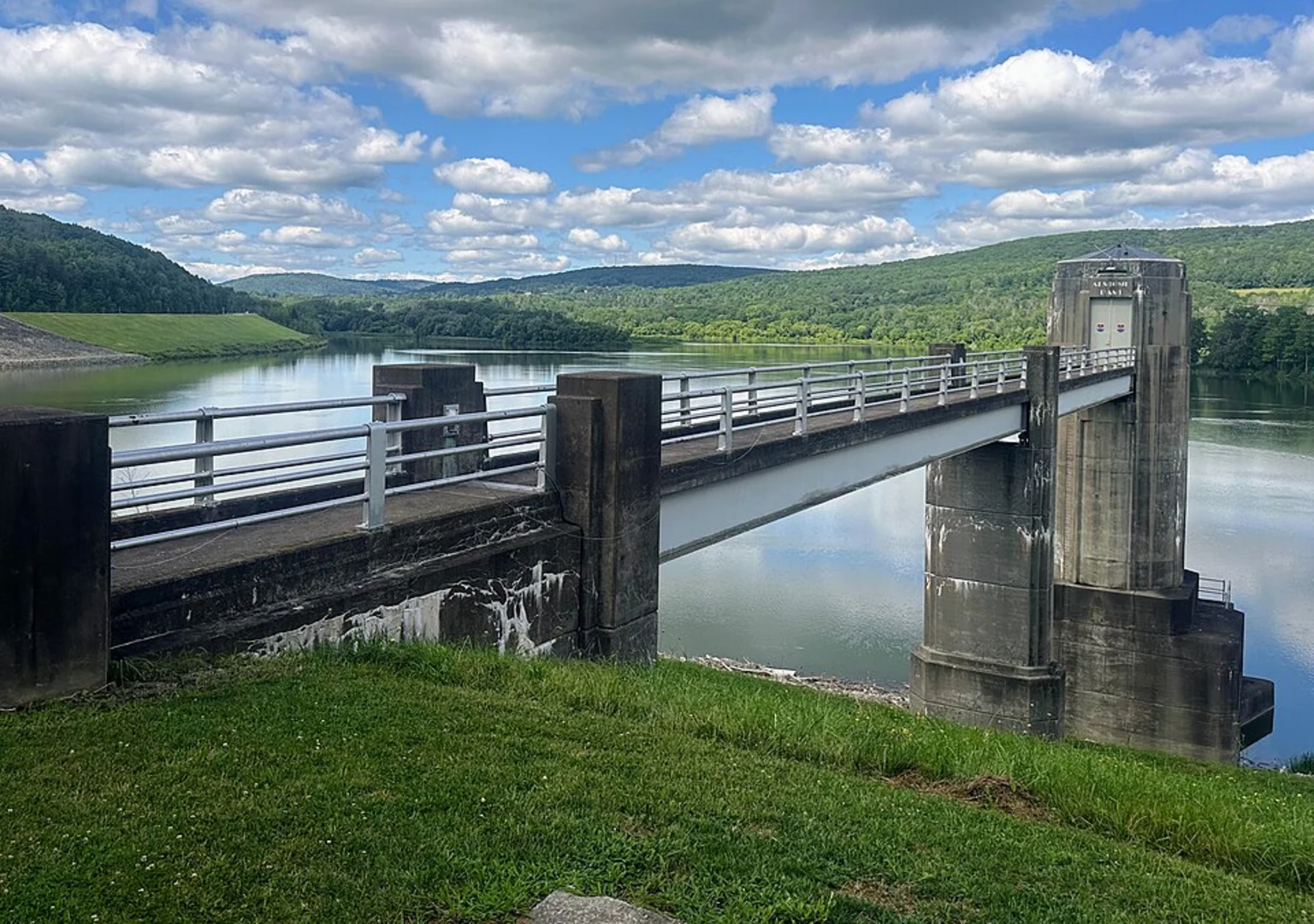 An image depicting the trail Finger Lakes Trail and its surrounding area.