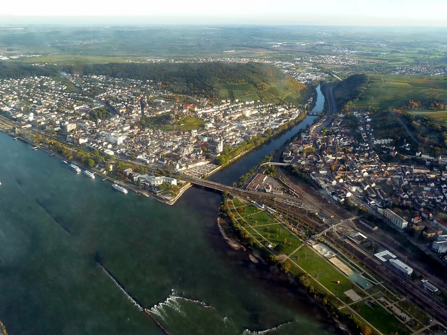 An image depicting the trail Außerhalb-Büdesheim and Bachweg Loop and its surrounding area.