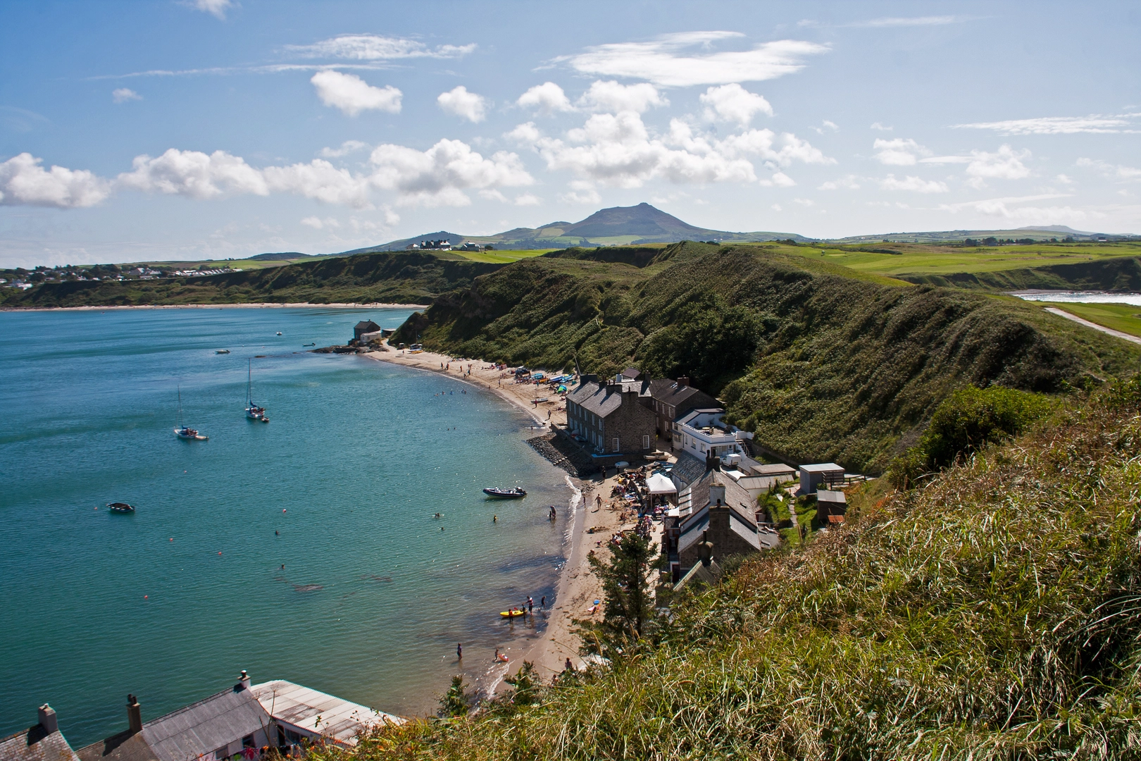 An image depicting the trail Porth Dinllaen from Morfa Nefyn and its surrounding area.