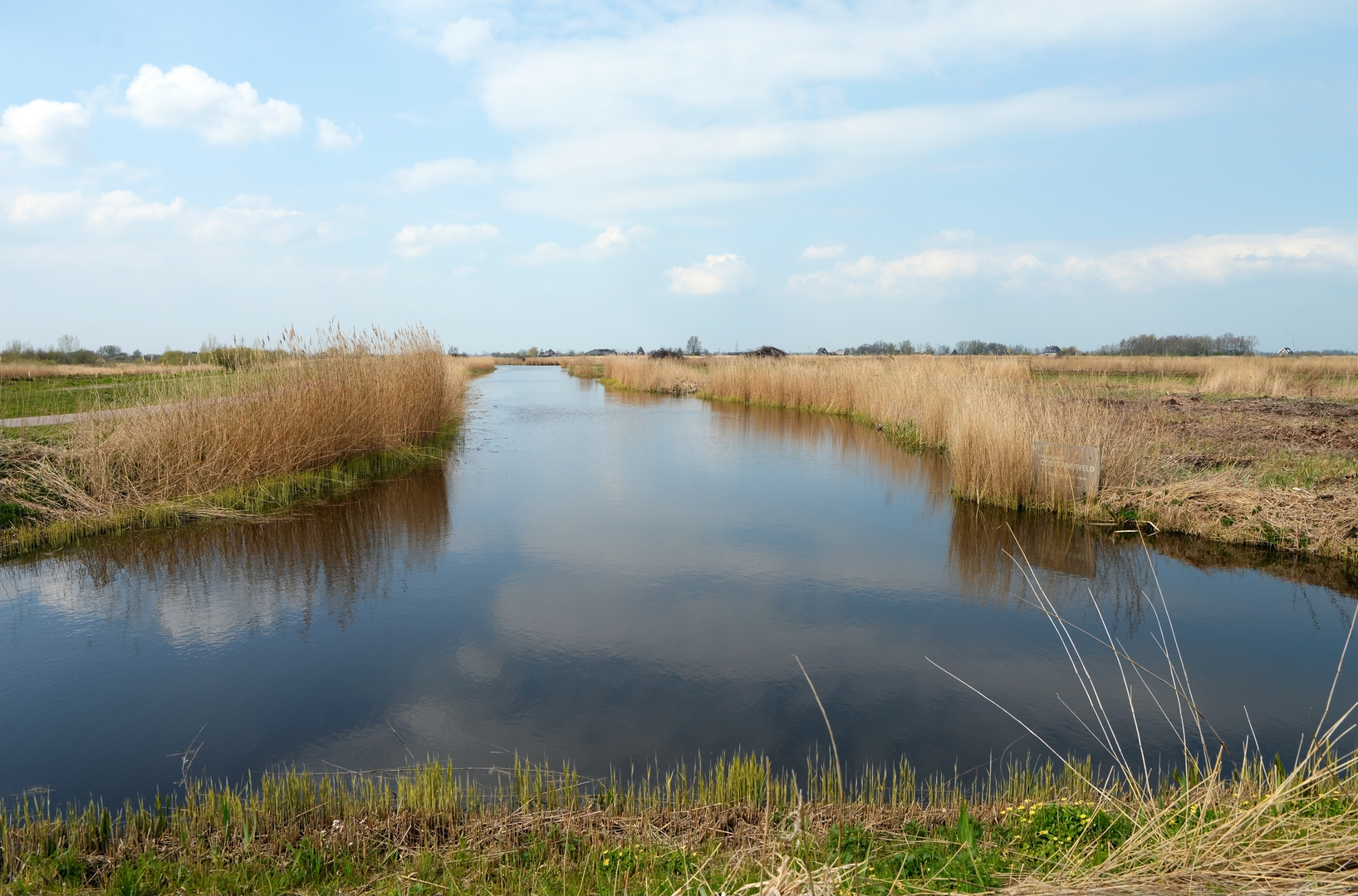 An image depicting the trail Raadhuisstraat to Schipbeek via Stootersplas and Wormerpad and its surrounding area.