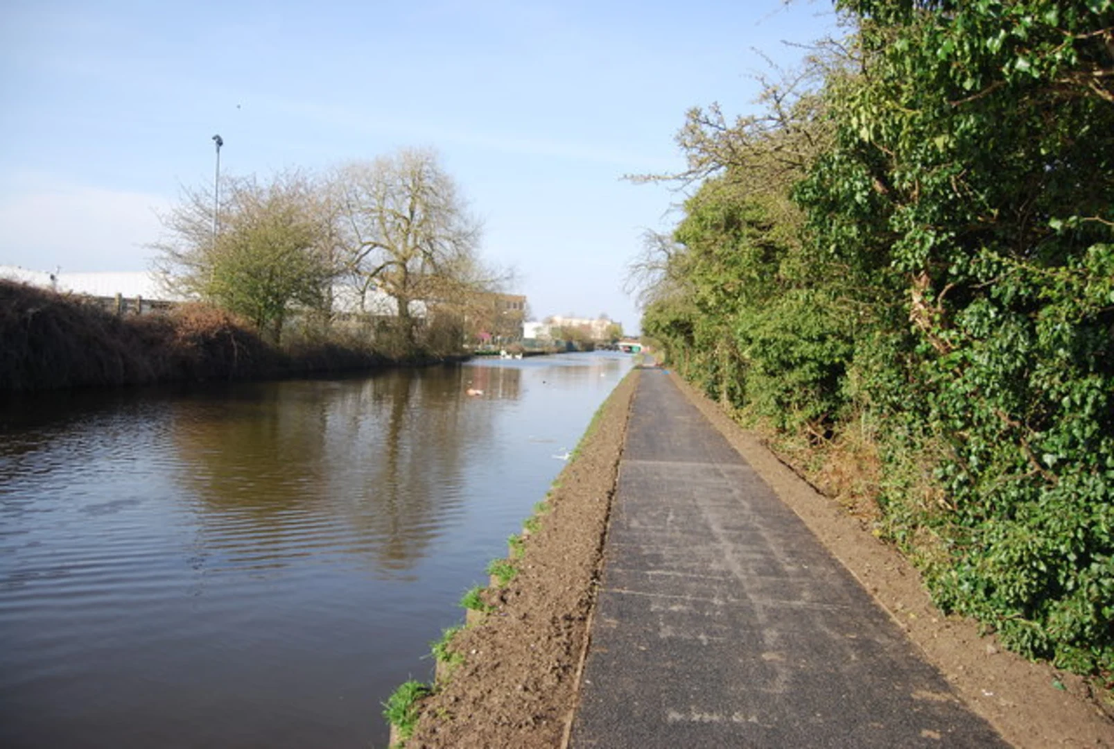 An image depicting the trail Harefield Loop via Old Park Wood Nature Reserve and Park Wood and its surrounding area.