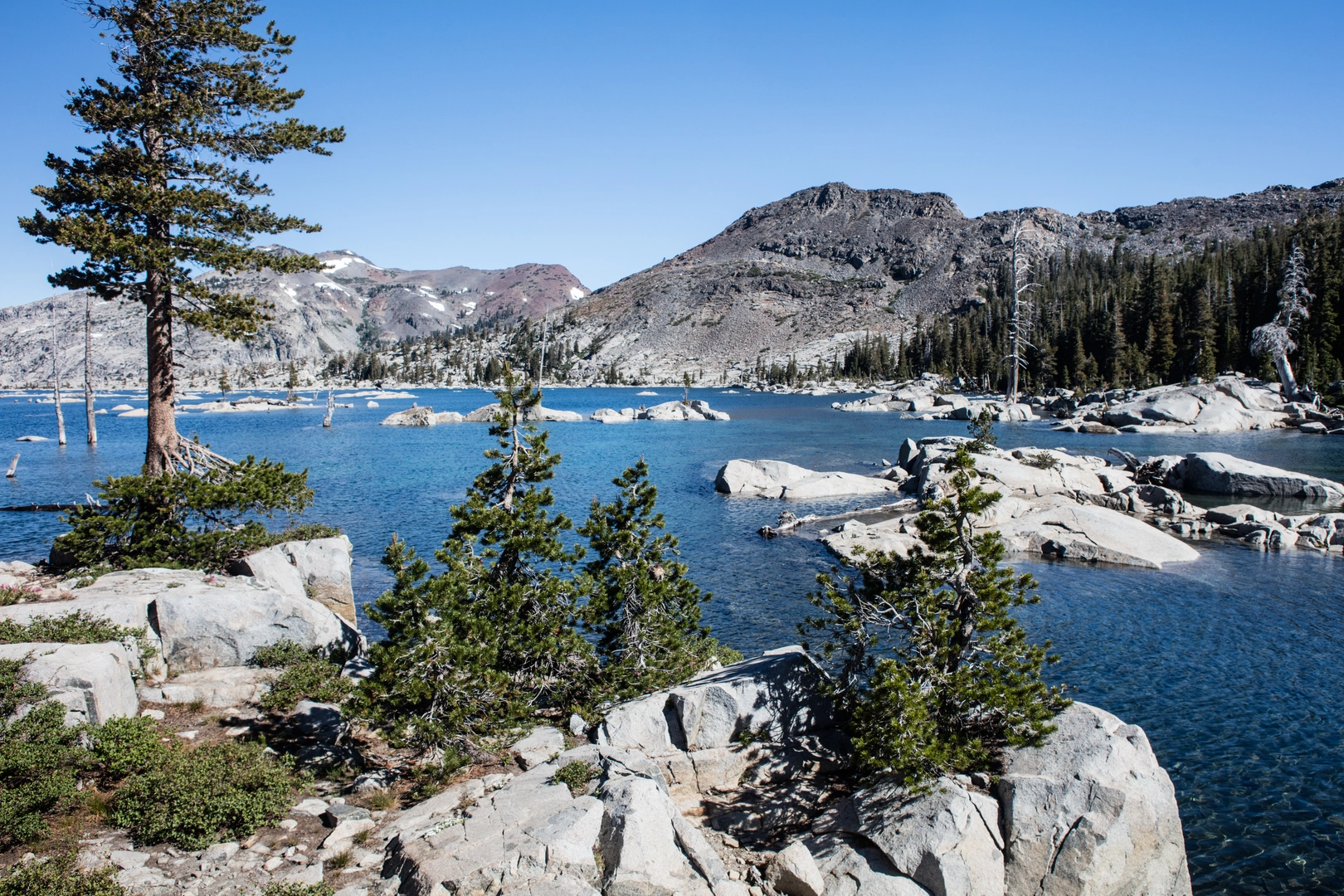 An image depicting the trail Lower Echo Lake and Lake Aloha via Tahoe Rim Trail and its surrounding area.