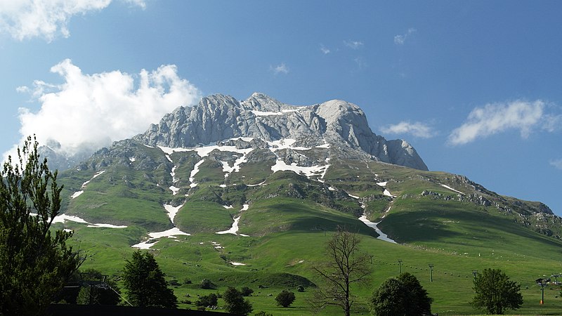 An image depicting the trail Gran Sasso e Monti della Laga National Park and its surrounding area.