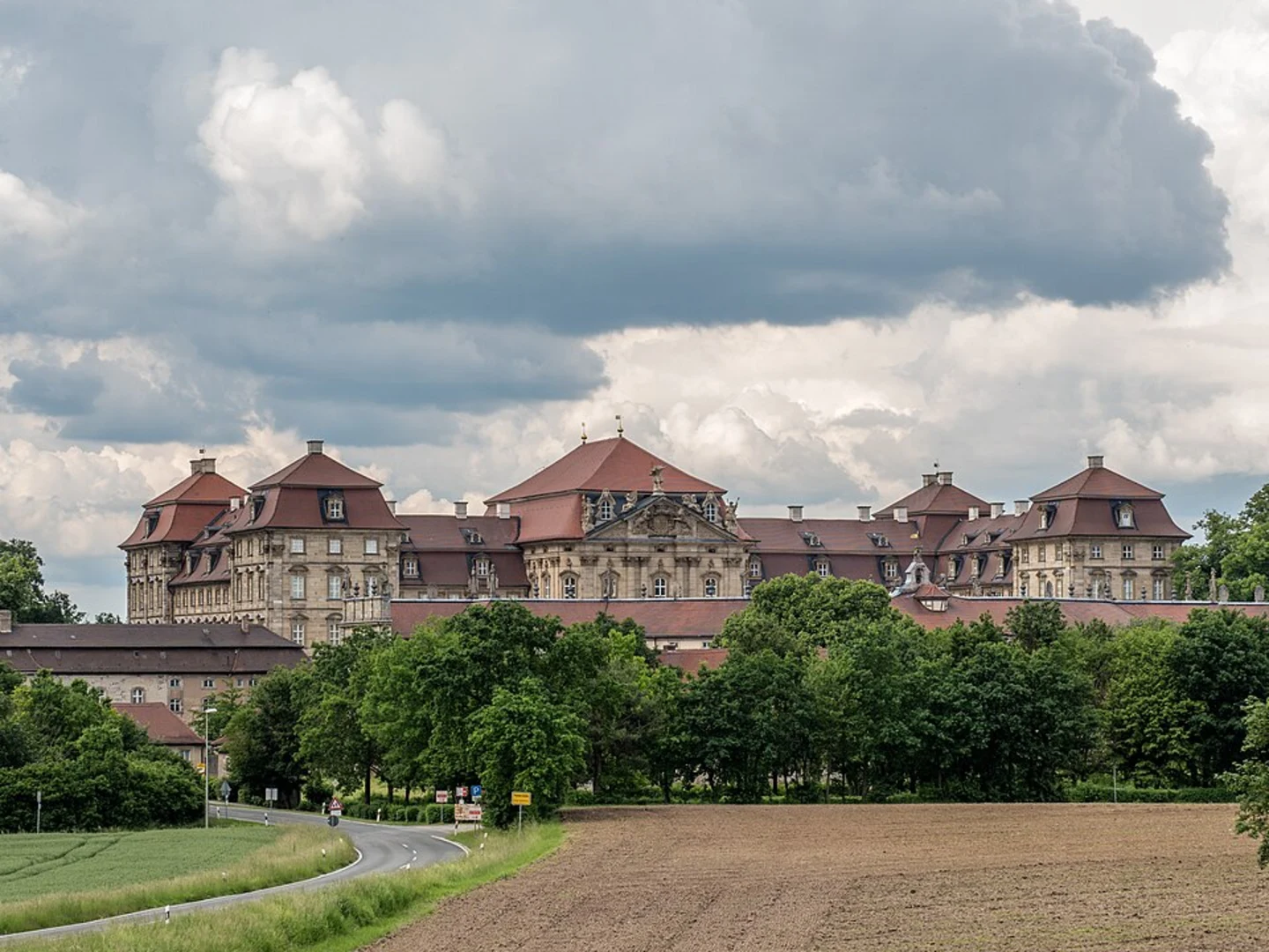 An image depicting the trail Marksee via Marlseeweg Pommersfelden and its surrounding area.