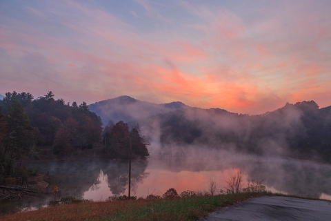 An image depicting the trail Wauchecha Bald Trail and its surrounding area.
