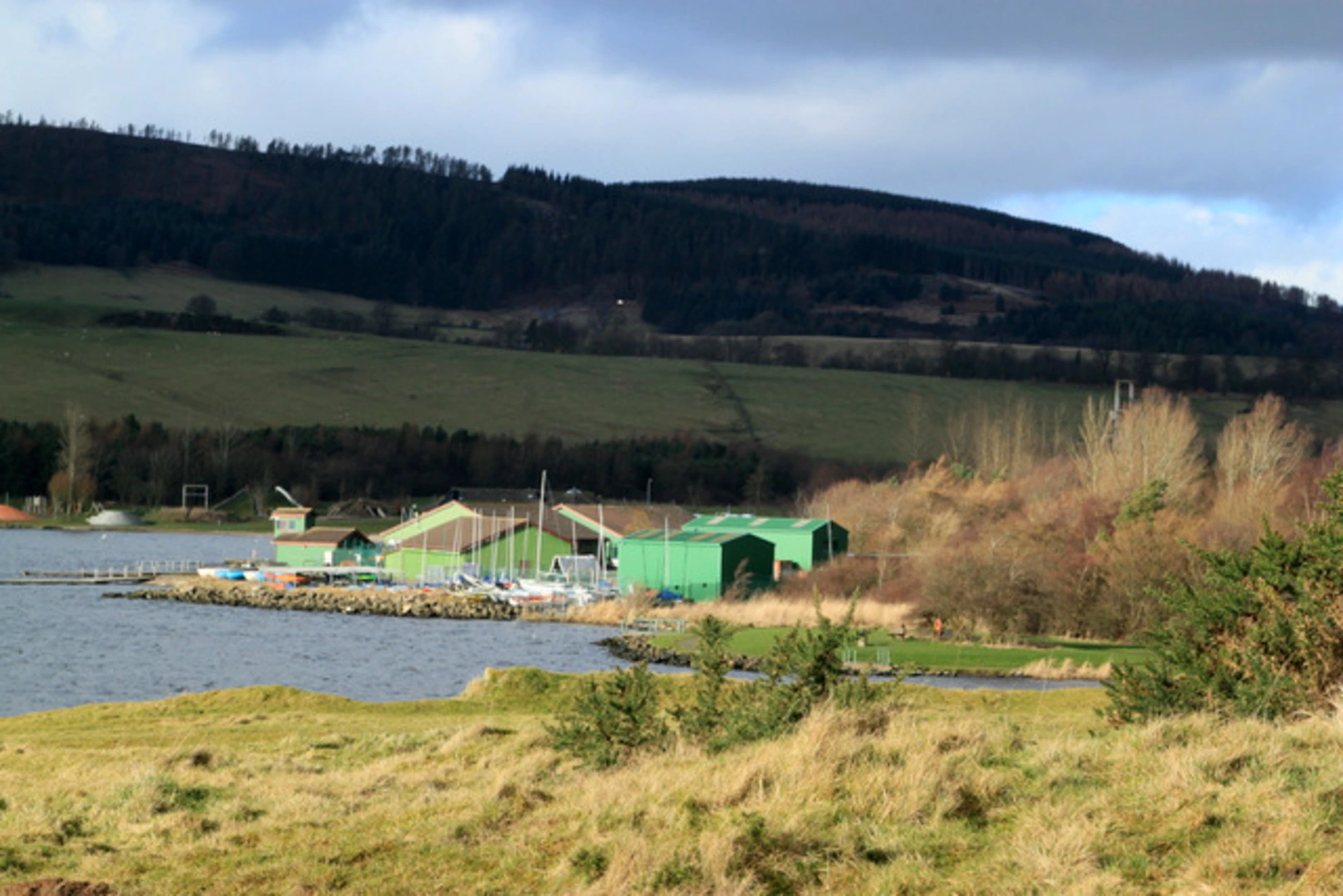 An image depicting the trail Lochore Meadows Country Park Loop and its surrounding area.