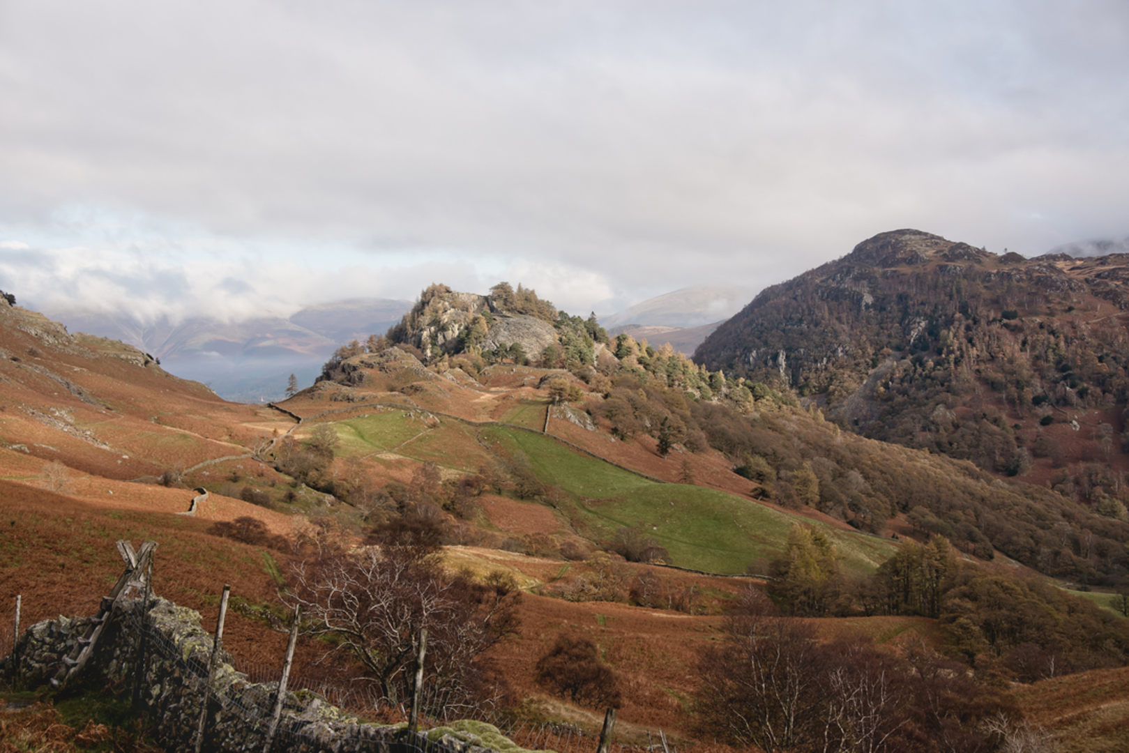 An image depicting the trail Raven Crag and its surrounding area.
