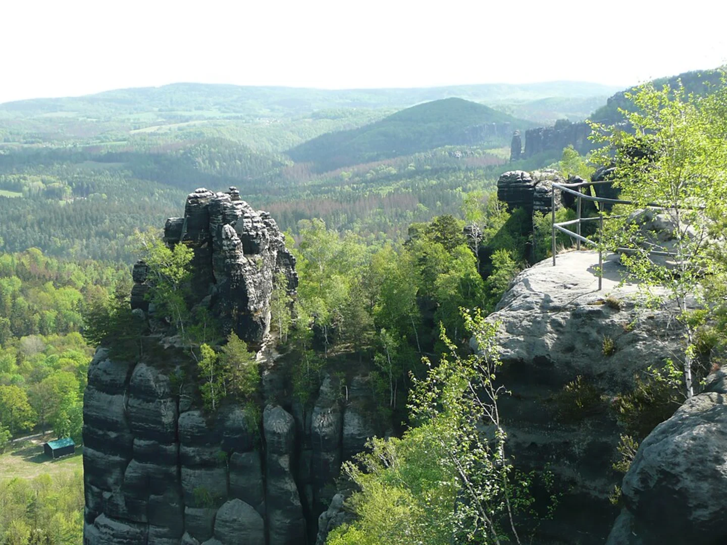 An image depicting the trail Schrammsteine, Müllerstein and Lehnwächter Loop and its surrounding area.