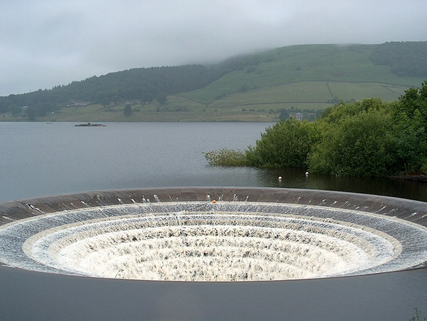 An image depicting the trail Ladybower Reservoir Loop and its surrounding area.
