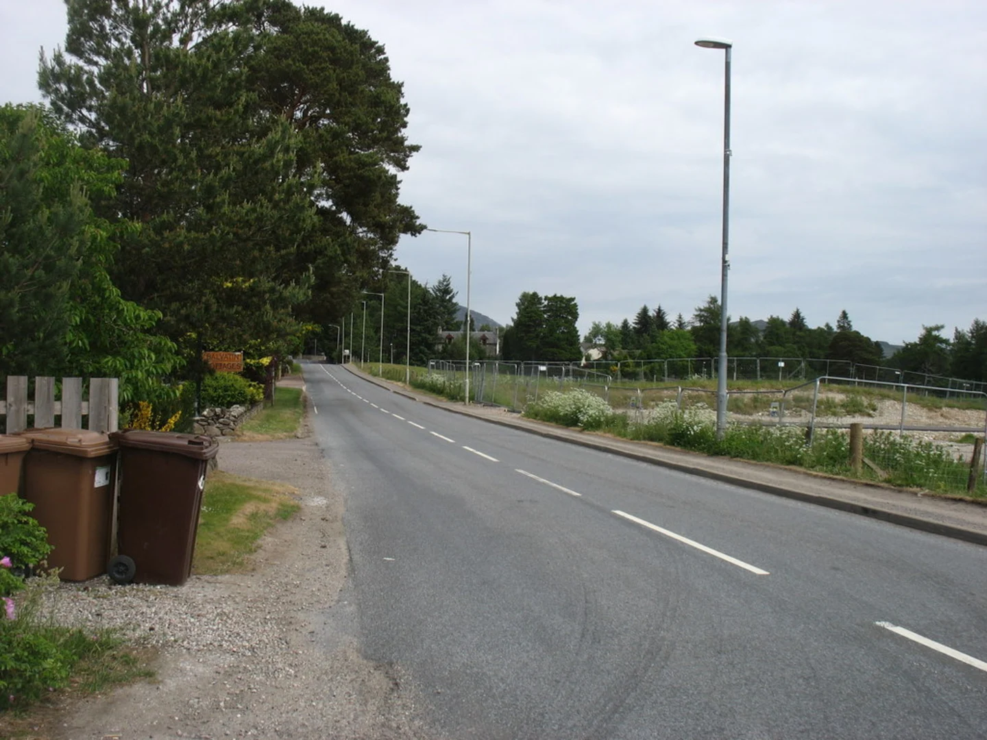 An image depicting the trail Newtonmore Path - Jach Richmond Memorial Park and its surrounding area.