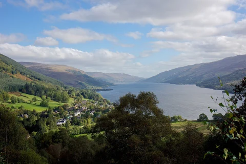 An image depicting the trail Twa Corbetts Loop from Lochearnhead and its surrounding area.