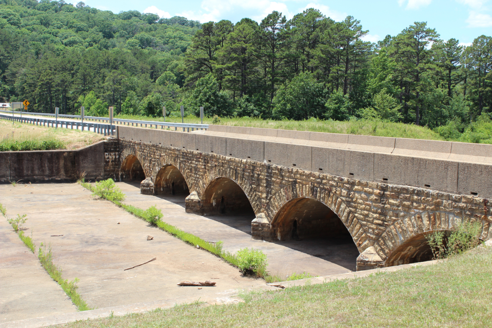 An image depicting the trail Paris Reservoir - Cove Lake and Magazine Mountain and its surrounding area.