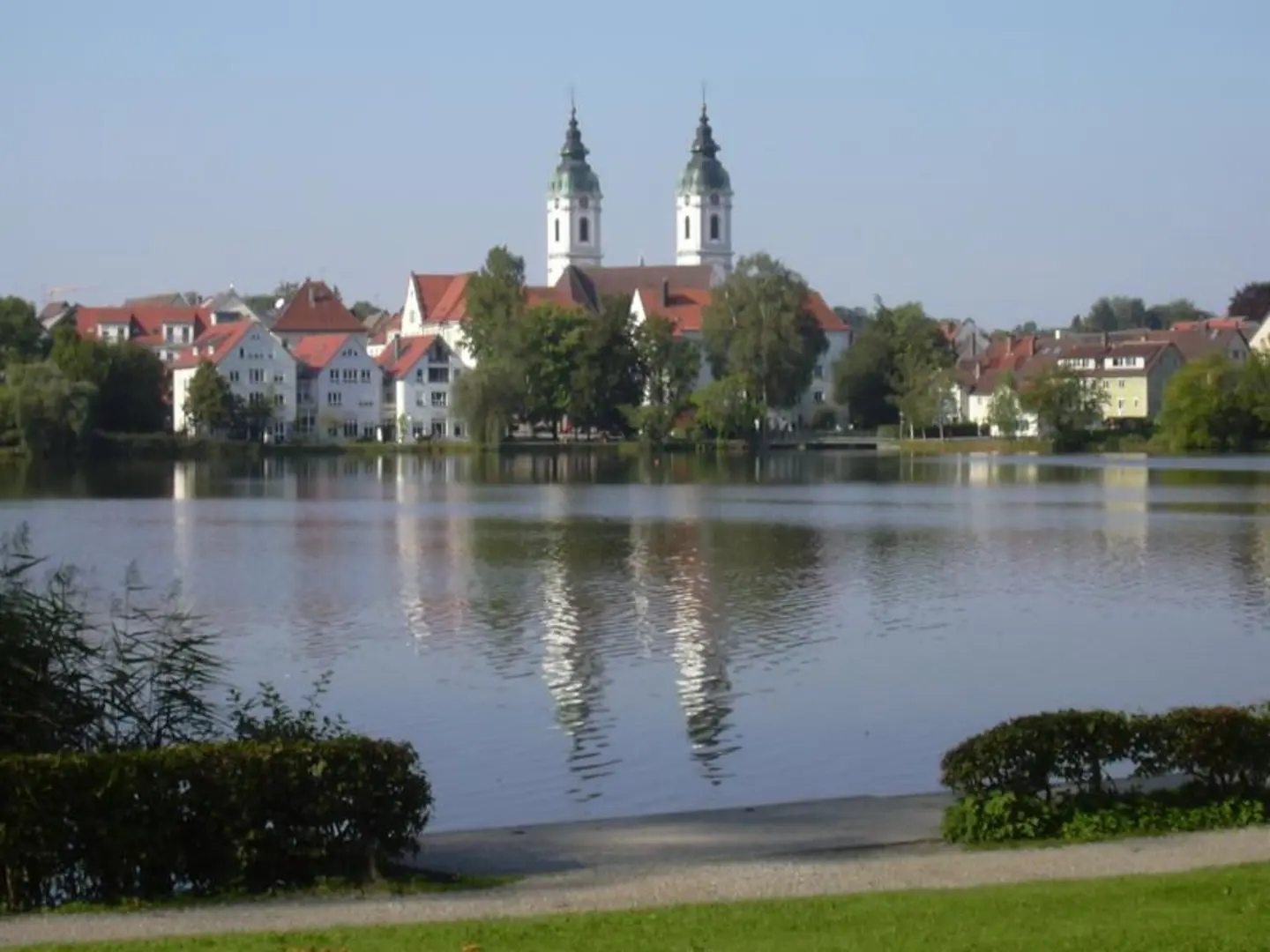 An image depicting the trail Waldbad to Bad Waldsee via Jakobsweg Ulm - Konstanz and its surrounding area.