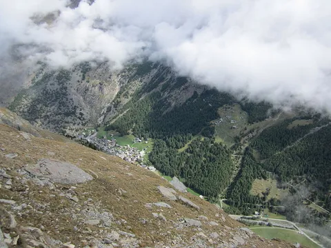 An image depicting the trail Höhenweg Almagelleralp and its surrounding area.