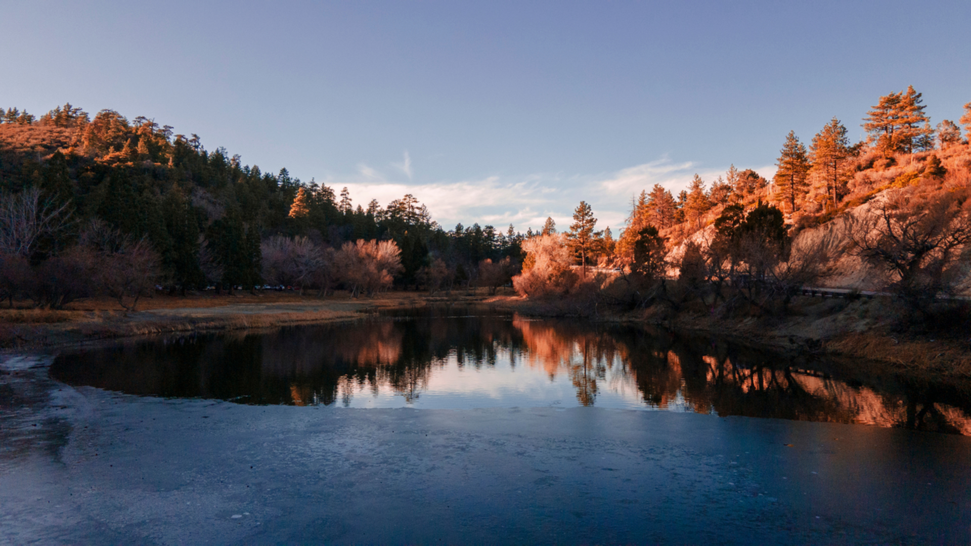 An image depicting the trail Jackson Lake Interpretive Trail and its surrounding area.