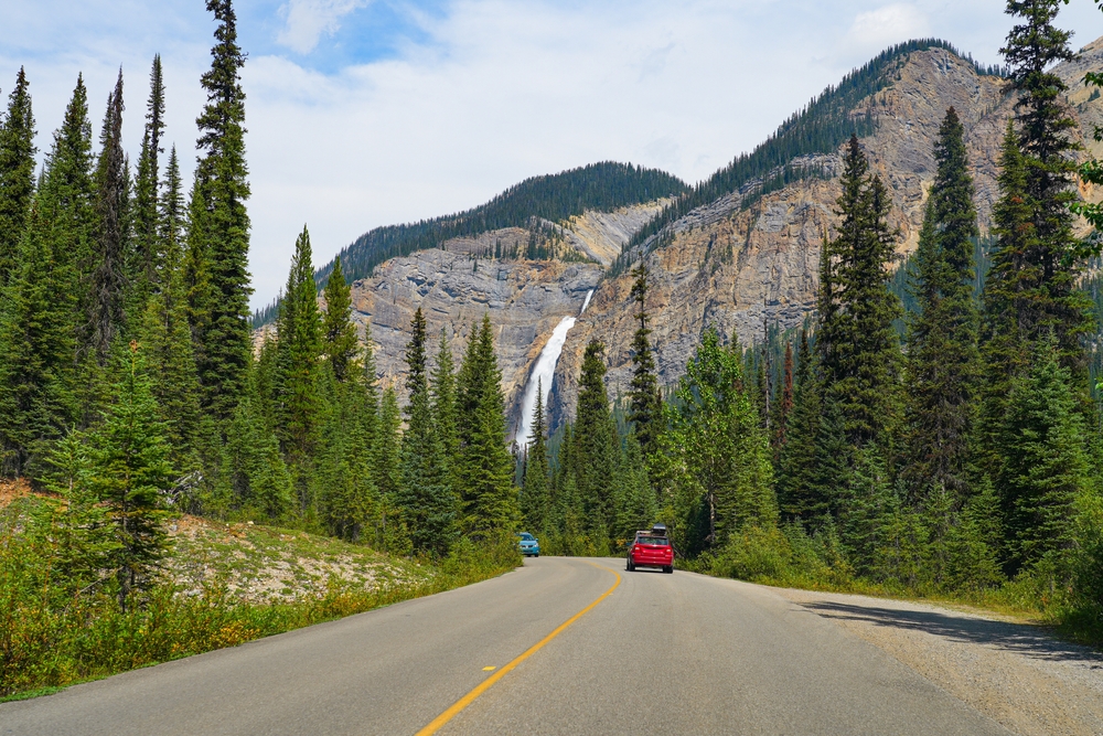 An image depicting the trail Yoho National Park of Canada and its surrounding area.