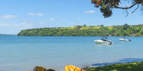 An image depicting the trail Castor Bay to Campbells Bay and its surrounding area.