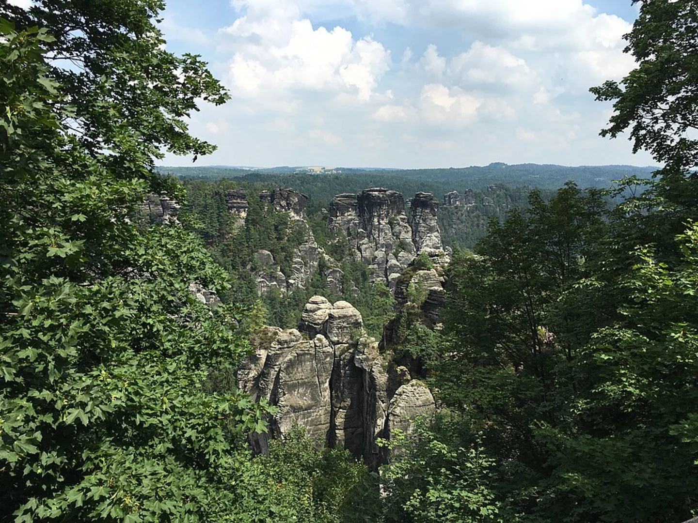 An image depicting the trail Gautschgrotte via Malerweg and Kamenz Kuhstall and its surrounding area.