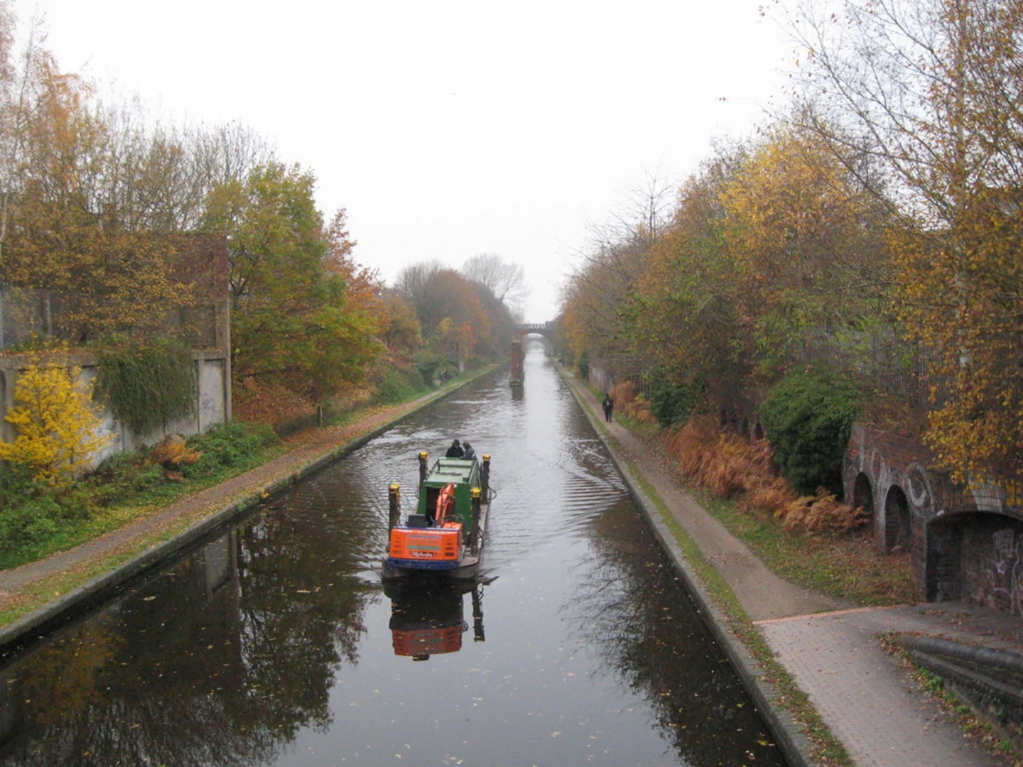 An image depicting the trail Rolfe Bridge via Birmingham Canal and its surrounding area.