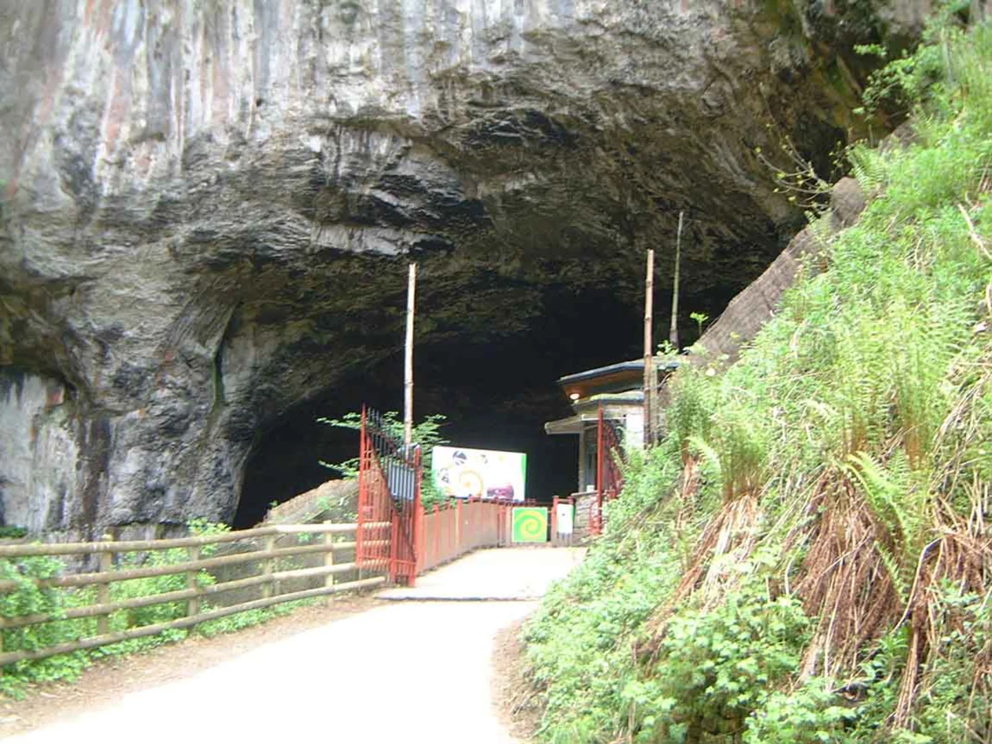 An image depicting the trail Mam Tor, Peak Cavern and Blue John Cavern Loop and its surrounding area.