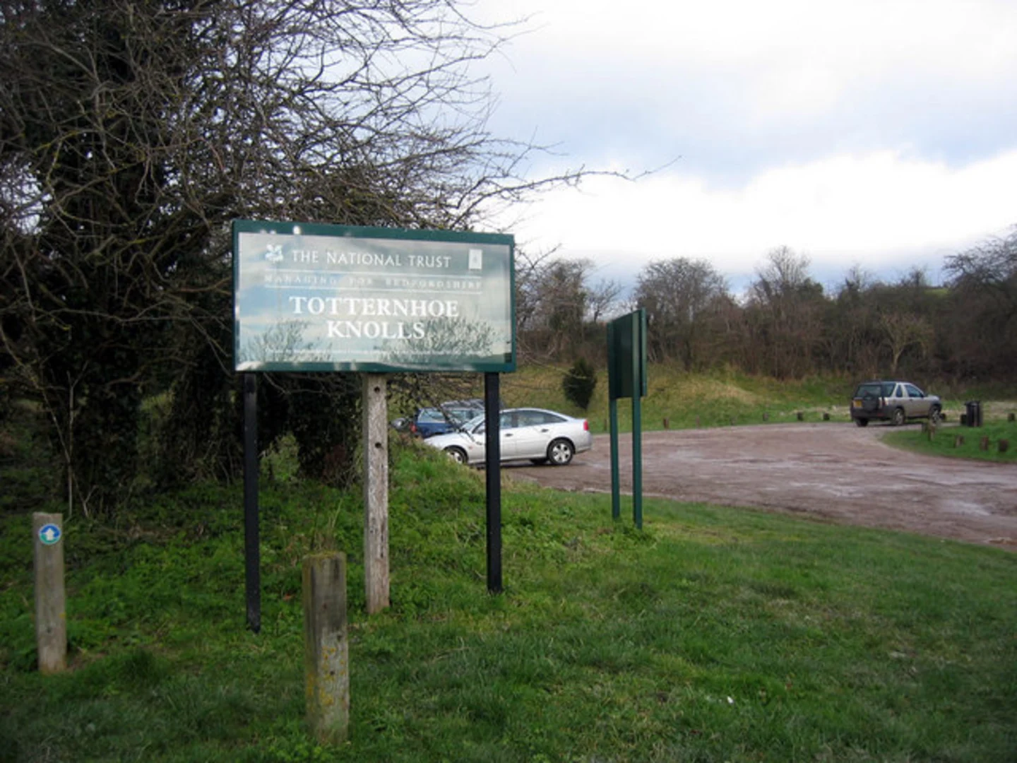 An image depicting the trail Totternhoe Knolls Loop and its surrounding area.