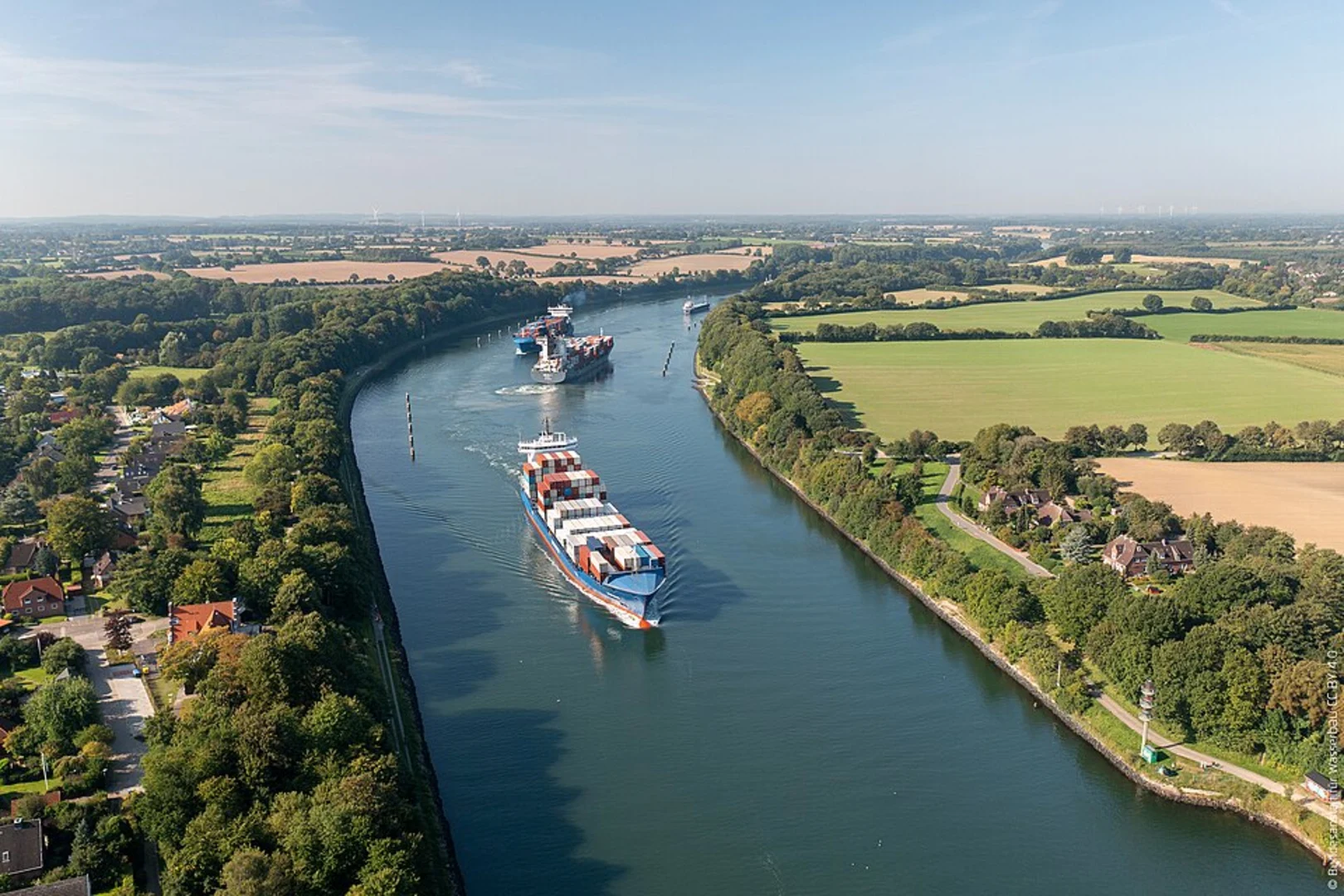 An image depicting the trail Kiel Canal via Friedrichshofer Weg and its surrounding area.