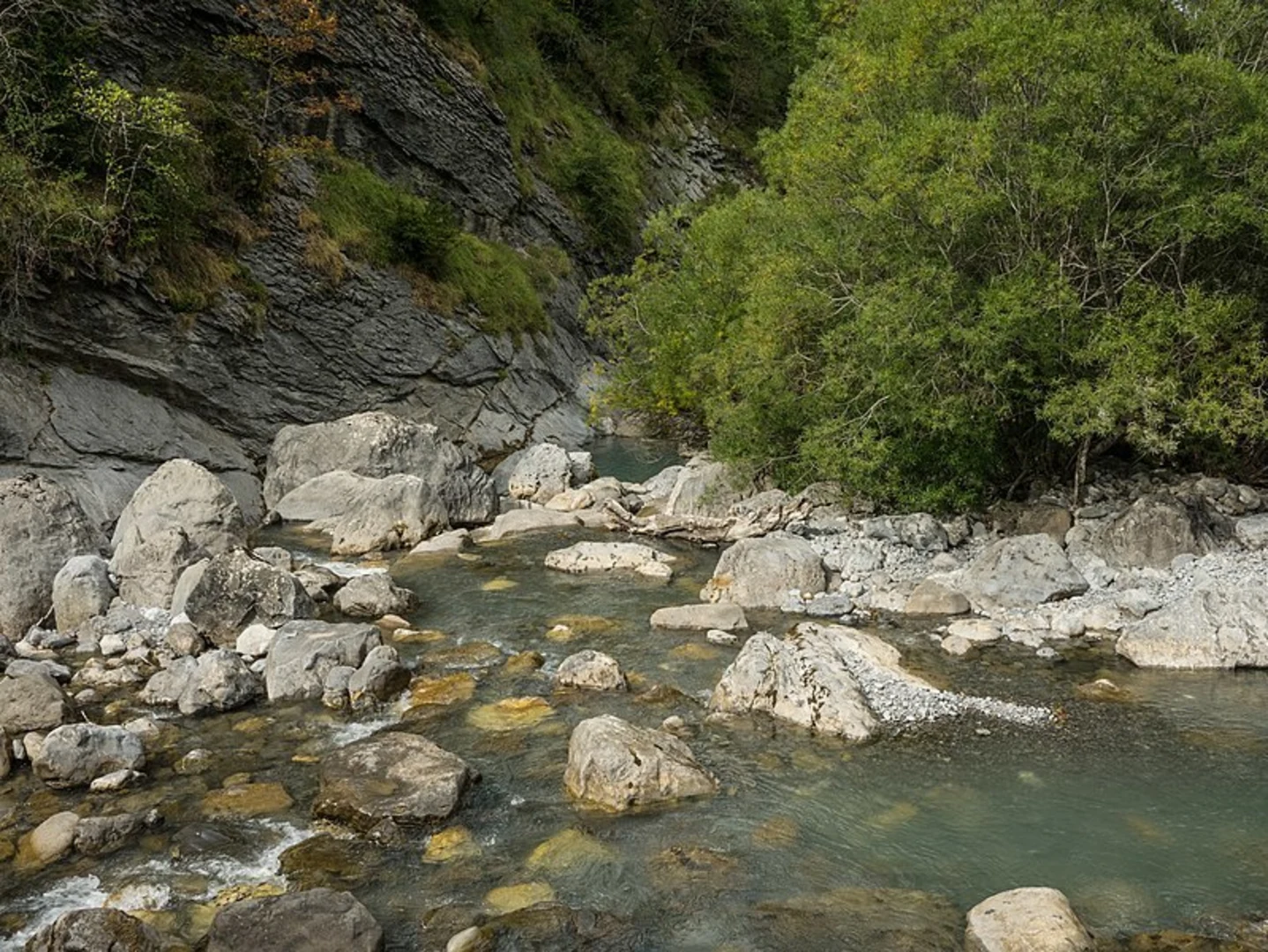 An image depicting the trail Tella - Hermitage of Fuensanta PR-HU 138 and its surrounding area.