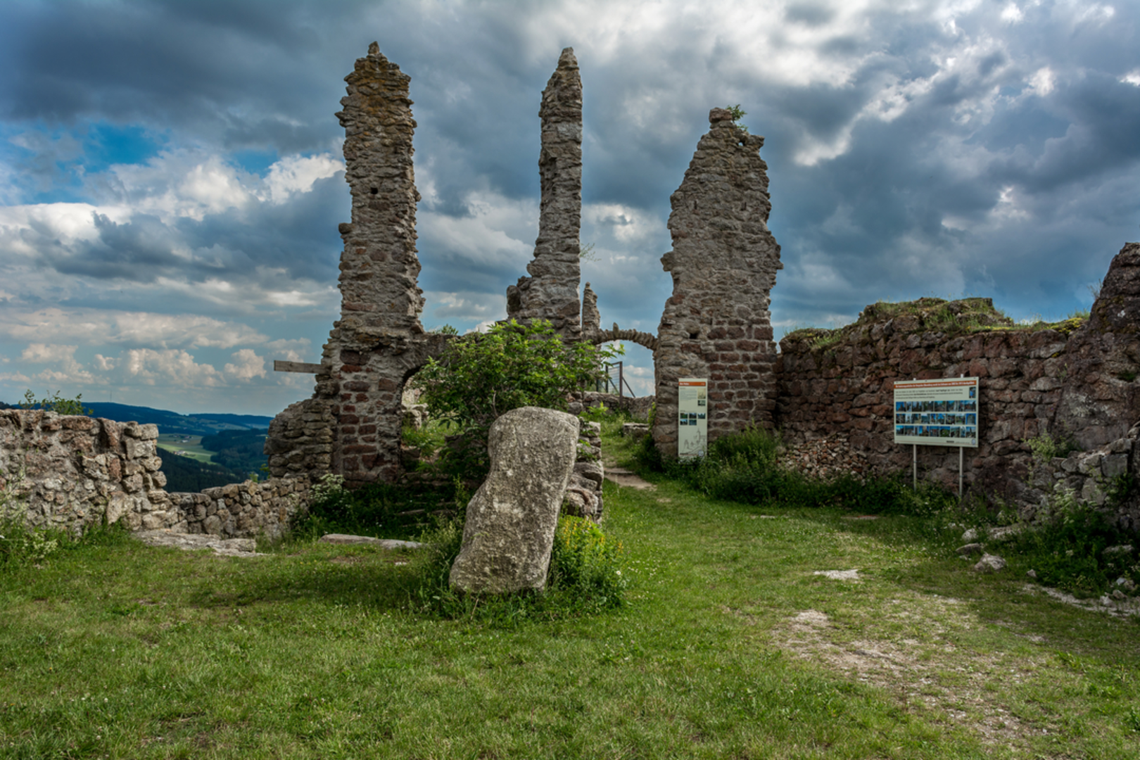 An image depicting the trail Schallenbergrunde and its surrounding area.