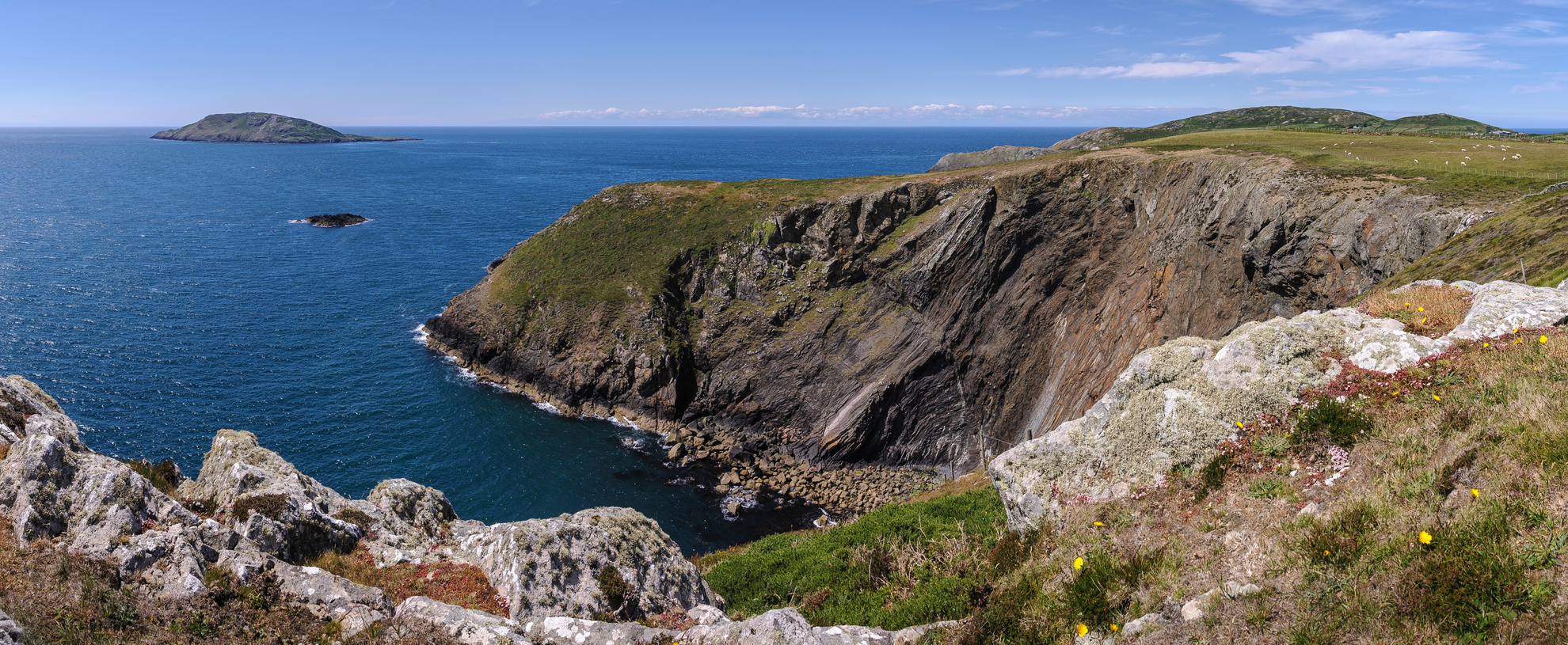 An image depicting the trail Pen y Cil and Porth Meudwy from Mynydd Mawr and its surrounding area.
