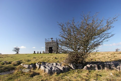 An image depicting the trail Hampsfell Hospice Walk and its surrounding area.